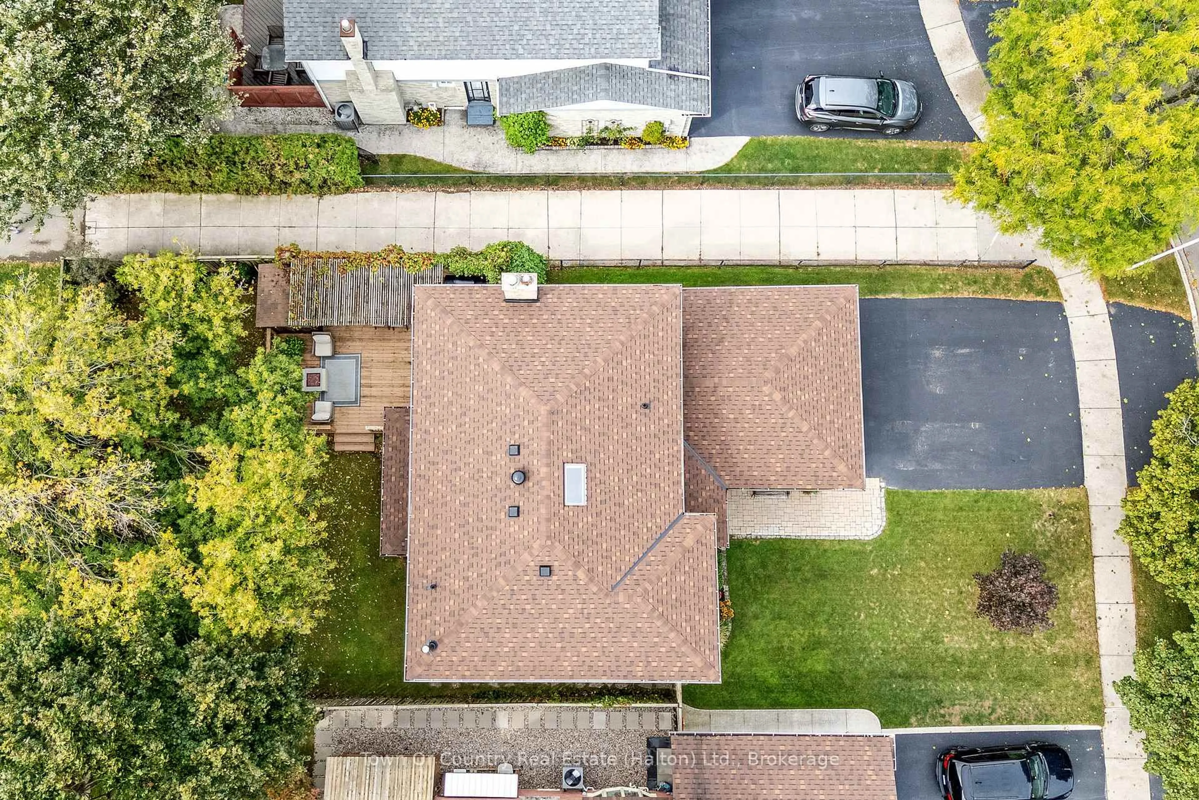 A pic from outside/outdoor area/front of a property/back of a property/a pic from drone, street for 472 White Dr, Milton Ontario L9T 4G4