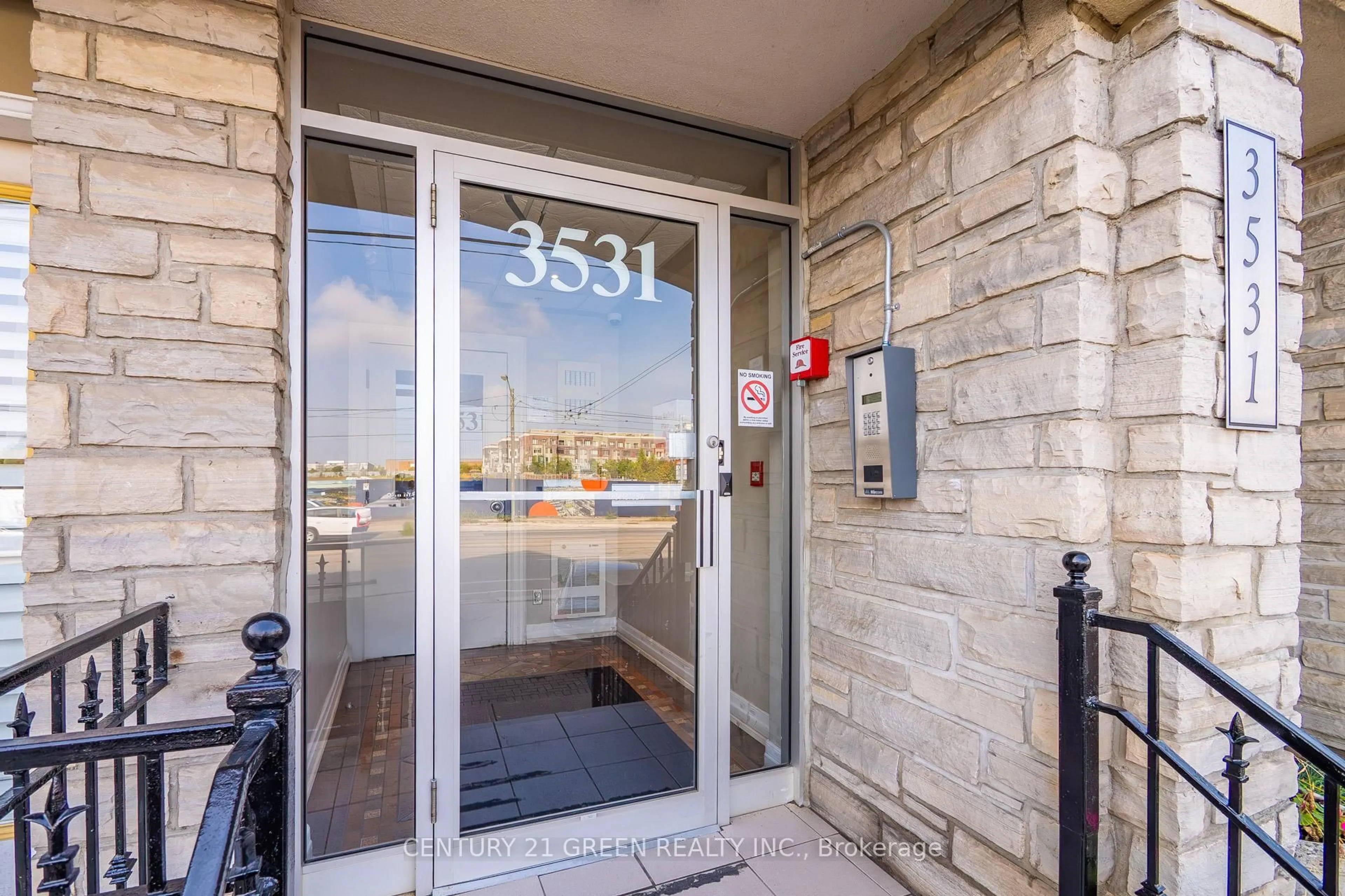 Indoor foyer for 3531 Lake Shore Blvd #316, Toronto Ontario M8W 1P4