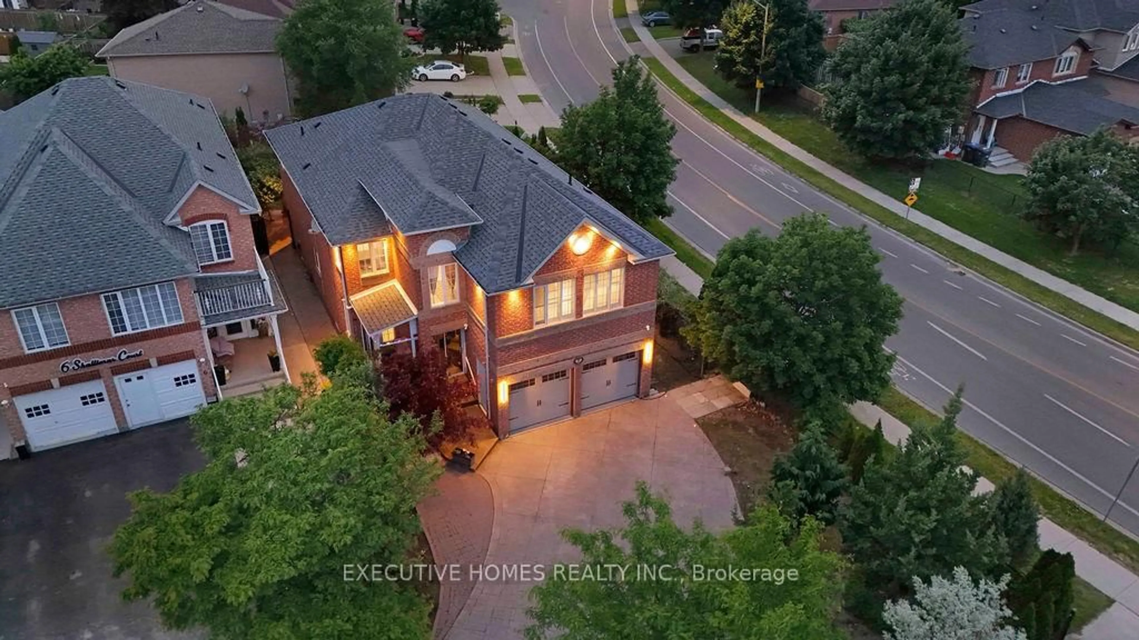 A pic from outside/outdoor area/front of a property/back of a property/a pic from drone, street for 8 Shallimar Crt, Brampton Ontario L6X 4N2