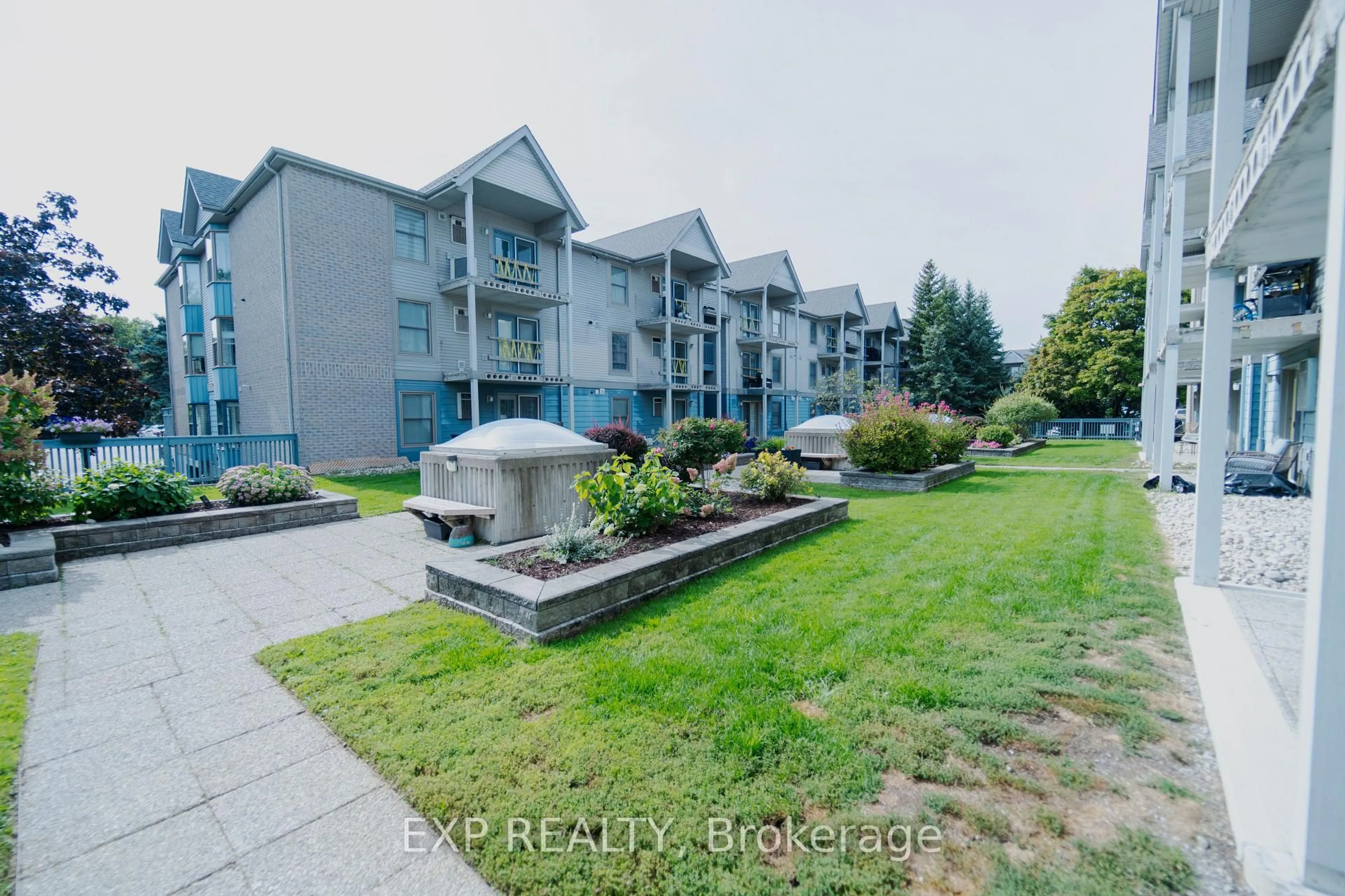 A pic from outside/outdoor area/front of a property/back of a property/a pic from drone, water/lake/river/ocean view for 2010 CLEAVER Ave #124, Burlington Ontario L7M 4C1