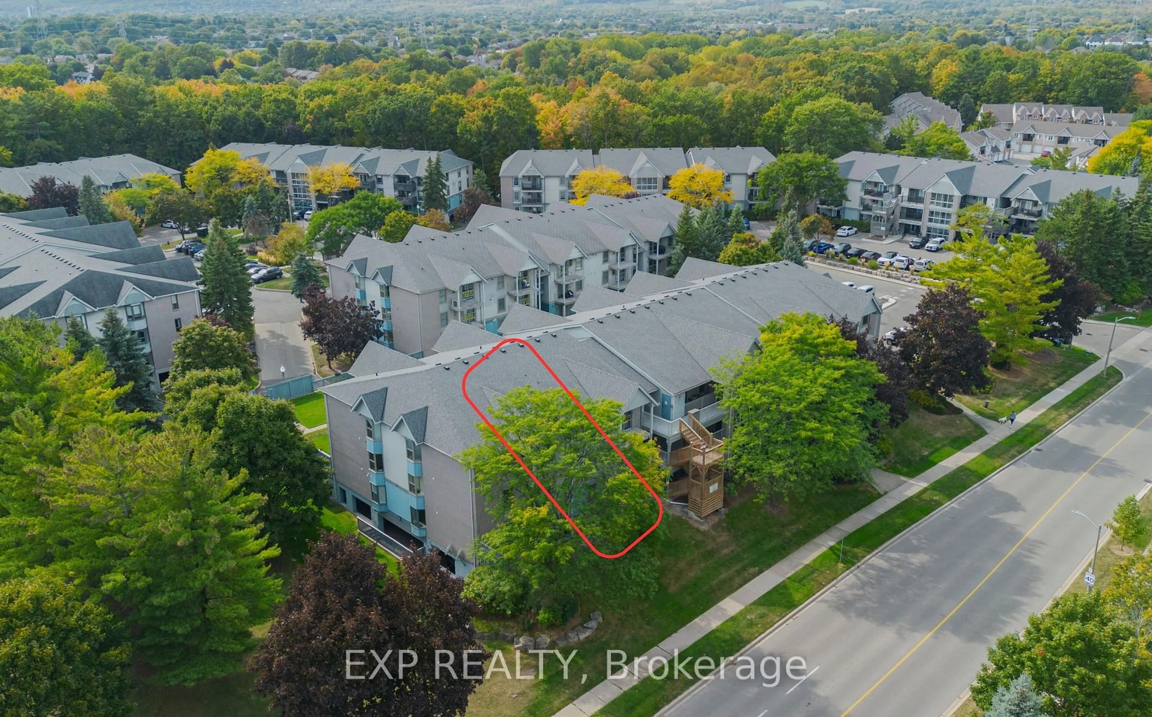 A pic from outside/outdoor area/front of a property/back of a property/a pic from drone, city buildings view from balcony for 2010 CLEAVER Ave #124, Burlington Ontario L7M 4C1