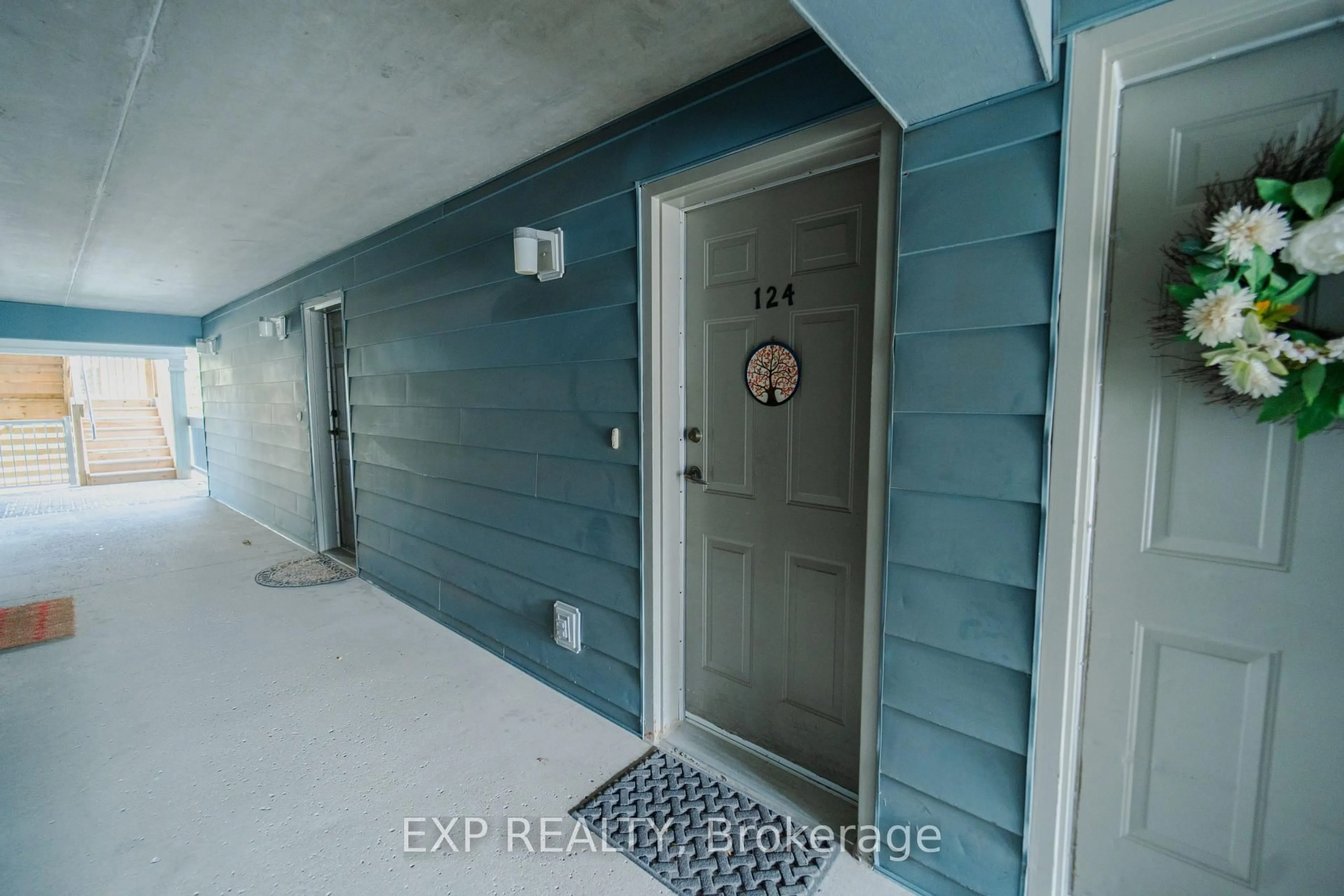 Indoor entryway for 2010 CLEAVER Ave #124, Burlington Ontario L7M 4C1