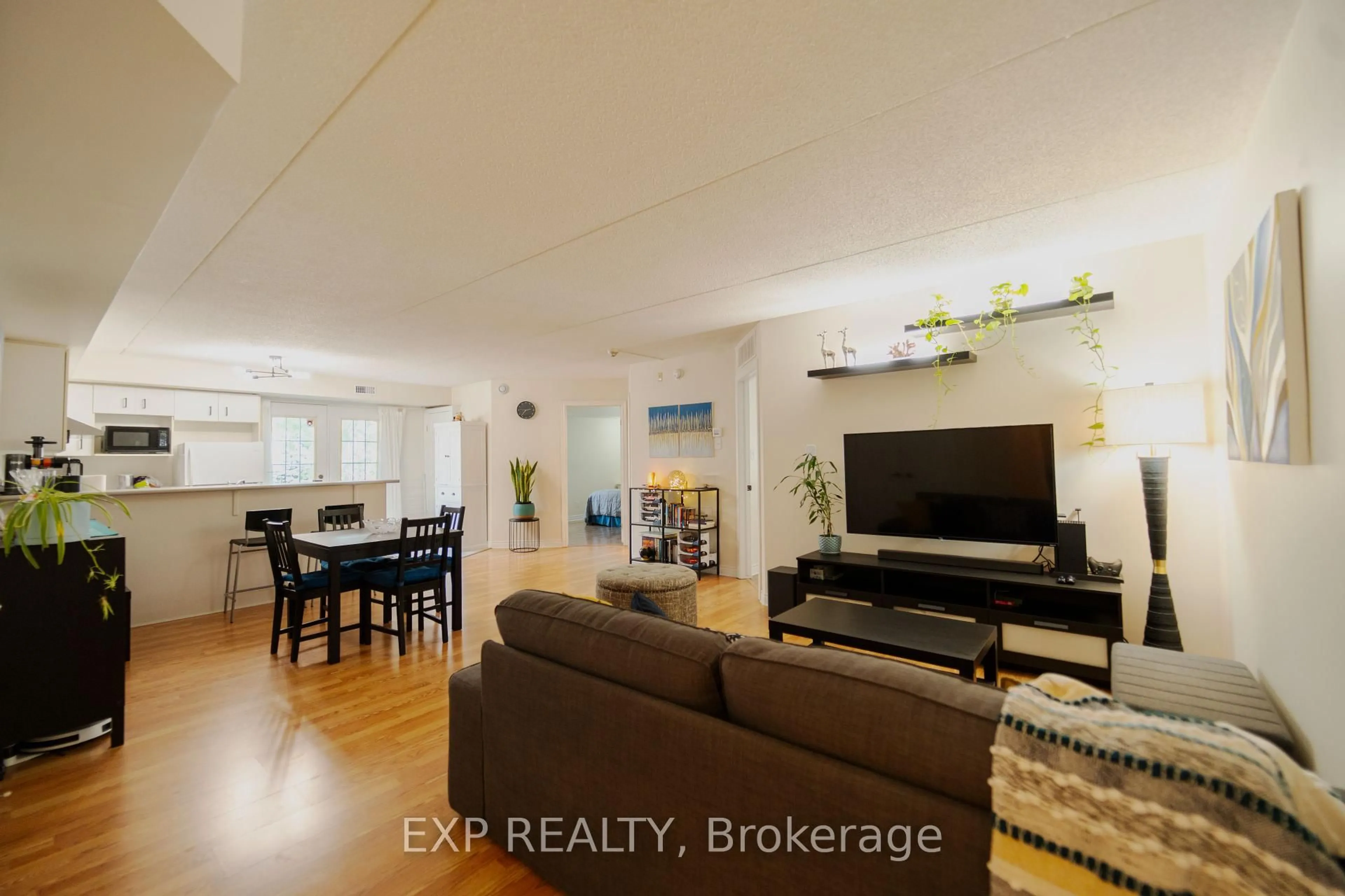 Living room with furniture, unknown for 2010 CLEAVER Ave #124, Burlington Ontario L7M 4C1