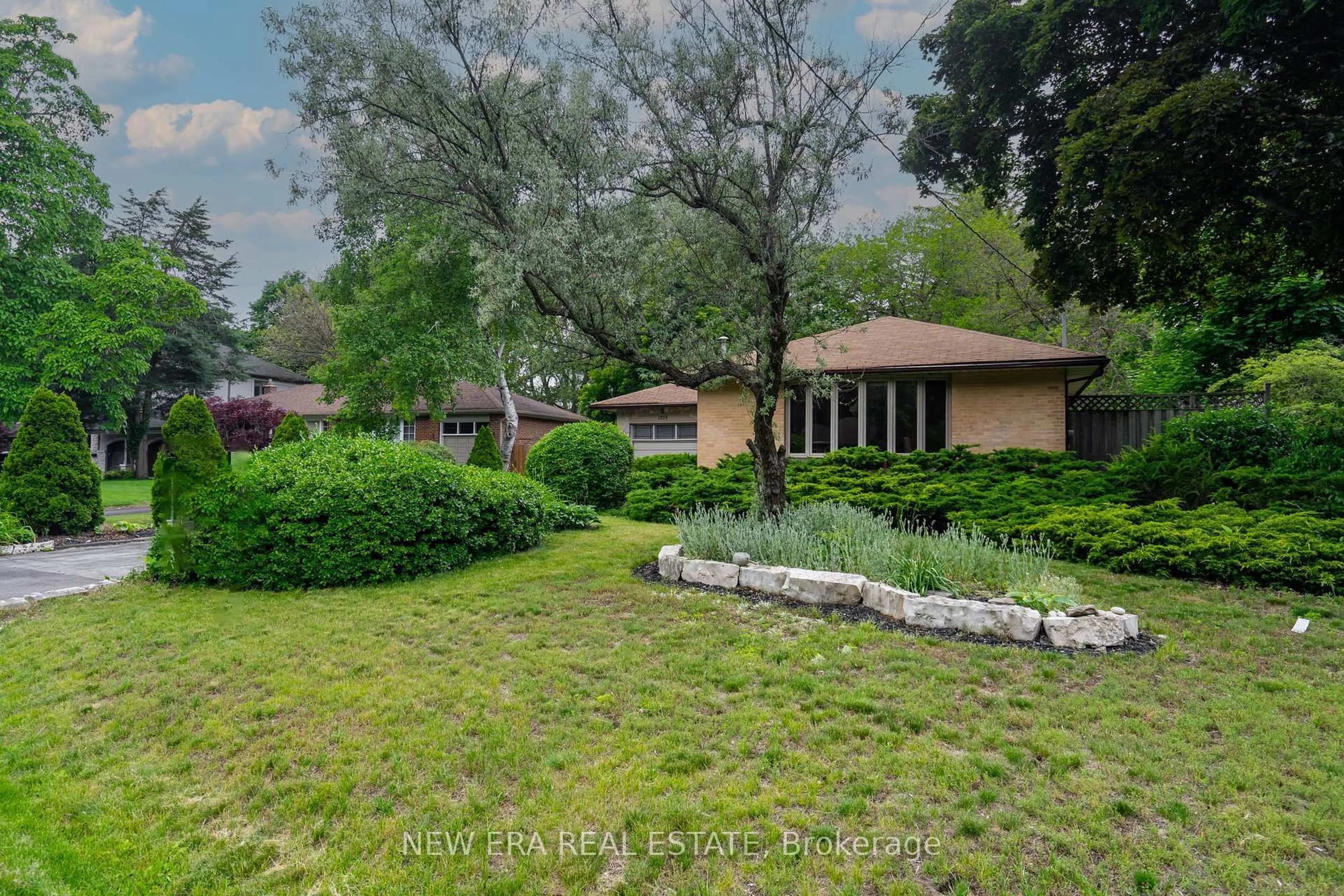A pic from outside/outdoor area/front of a property/back of a property/a pic from drone, unknown for 1553 Wembury Rd, Mississauga Ontario L5J 2L8