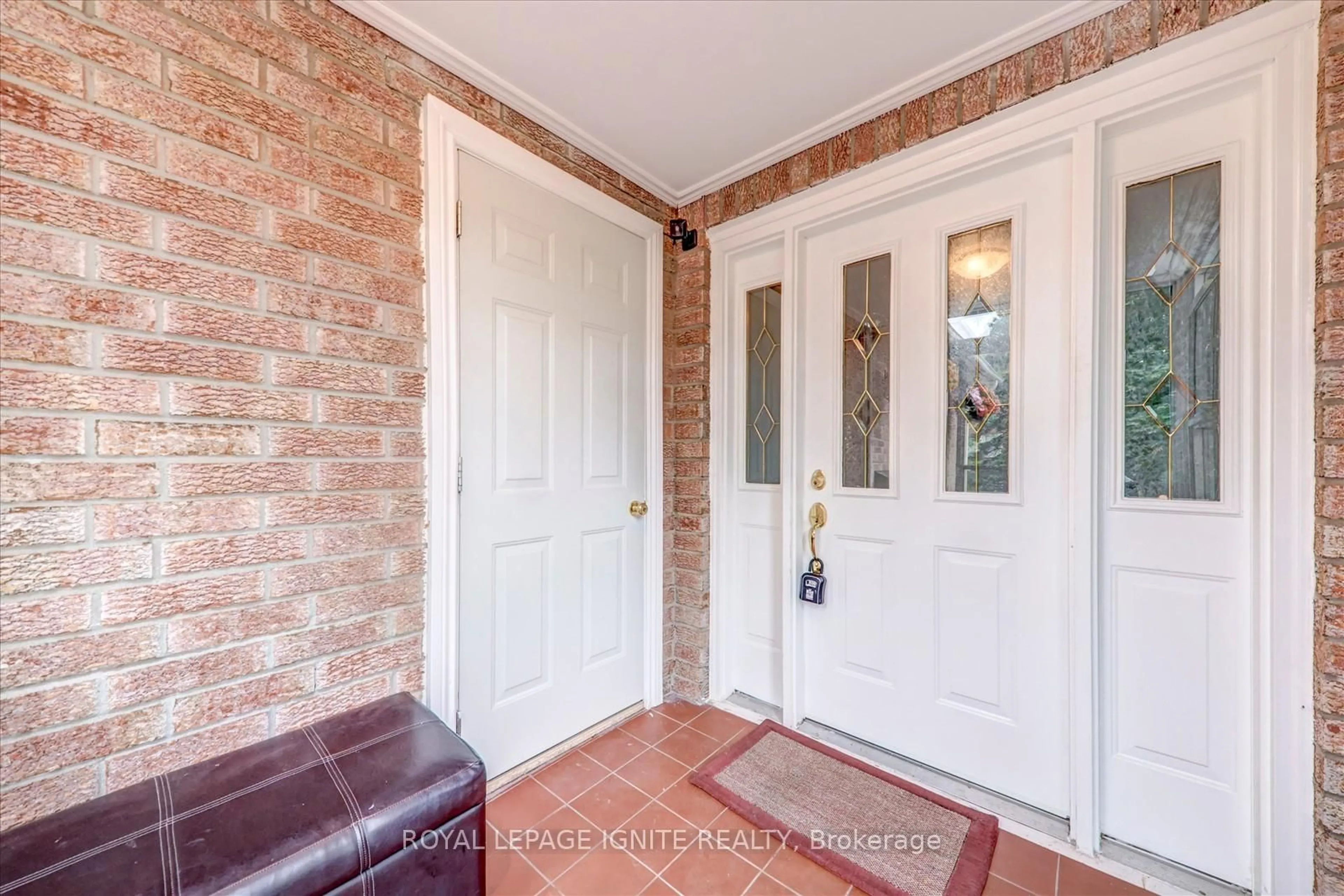 Indoor entryway for 2061 Folkway Dr, Mississauga Ontario L5L 3G3