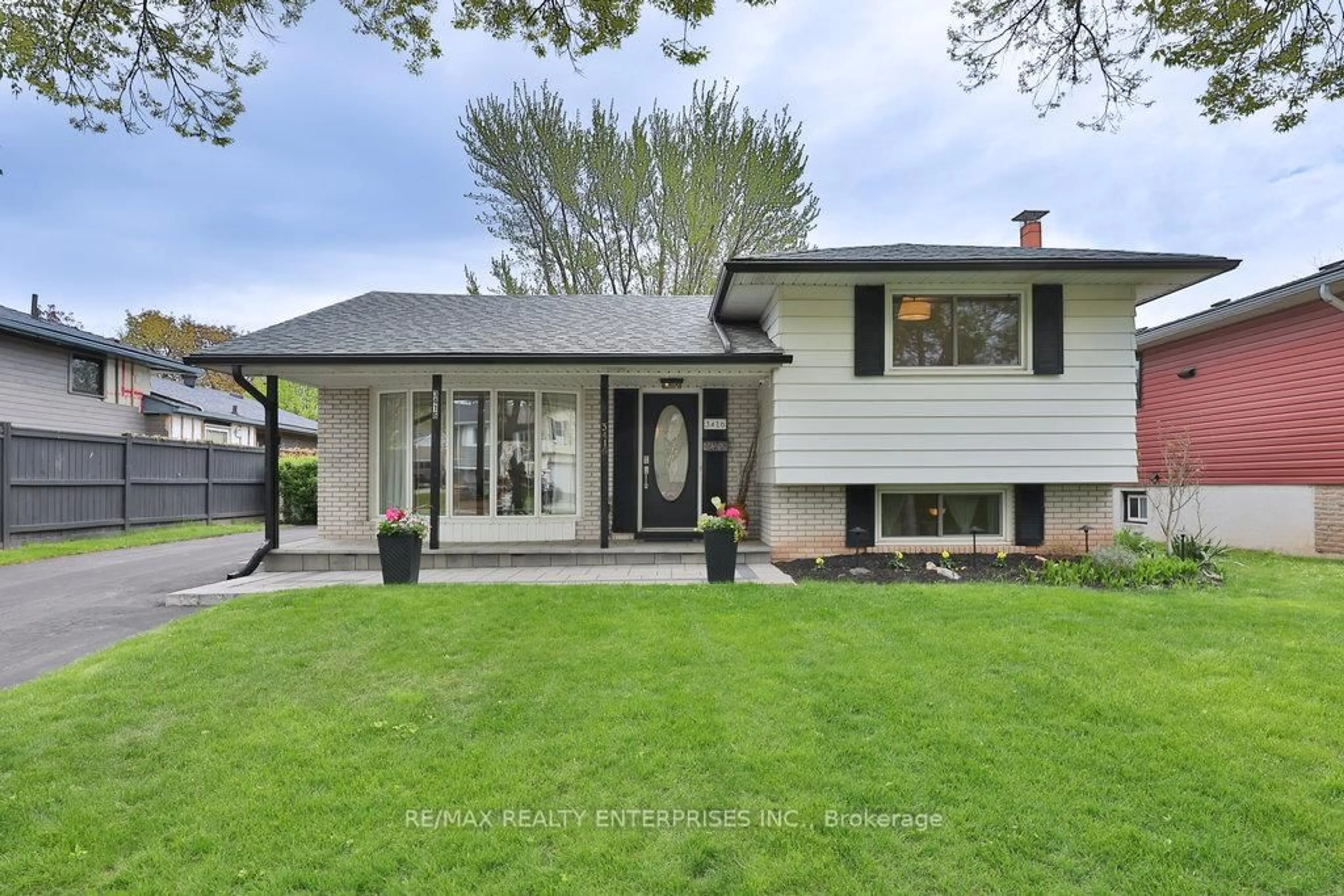 Home with vinyl exterior material, street for 3416 Rexway Dr, Burlington Ontario L7N 2L3