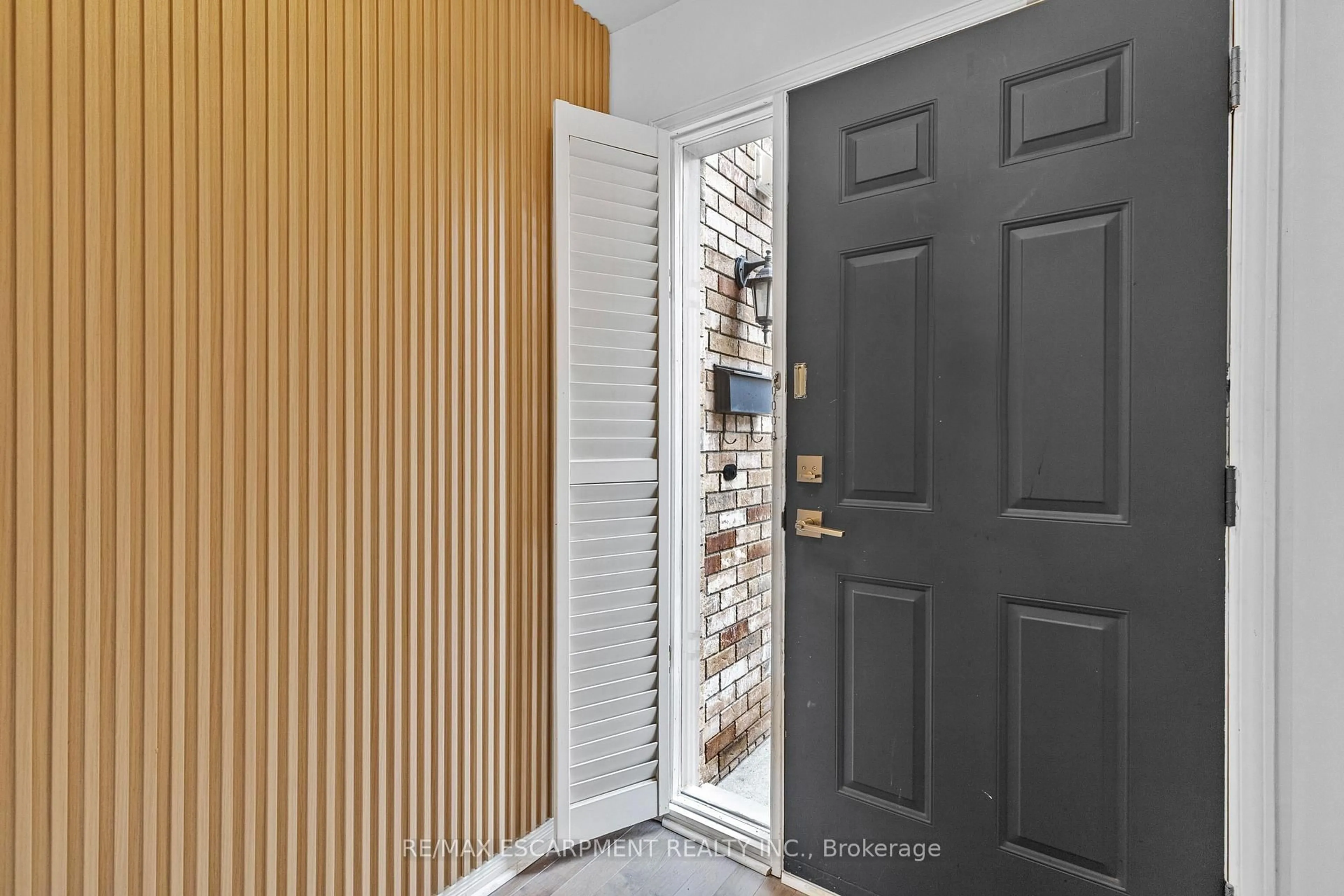 Indoor entryway for 2015 Cleaver Ave #5, Burlington Ontario L7M 4J7