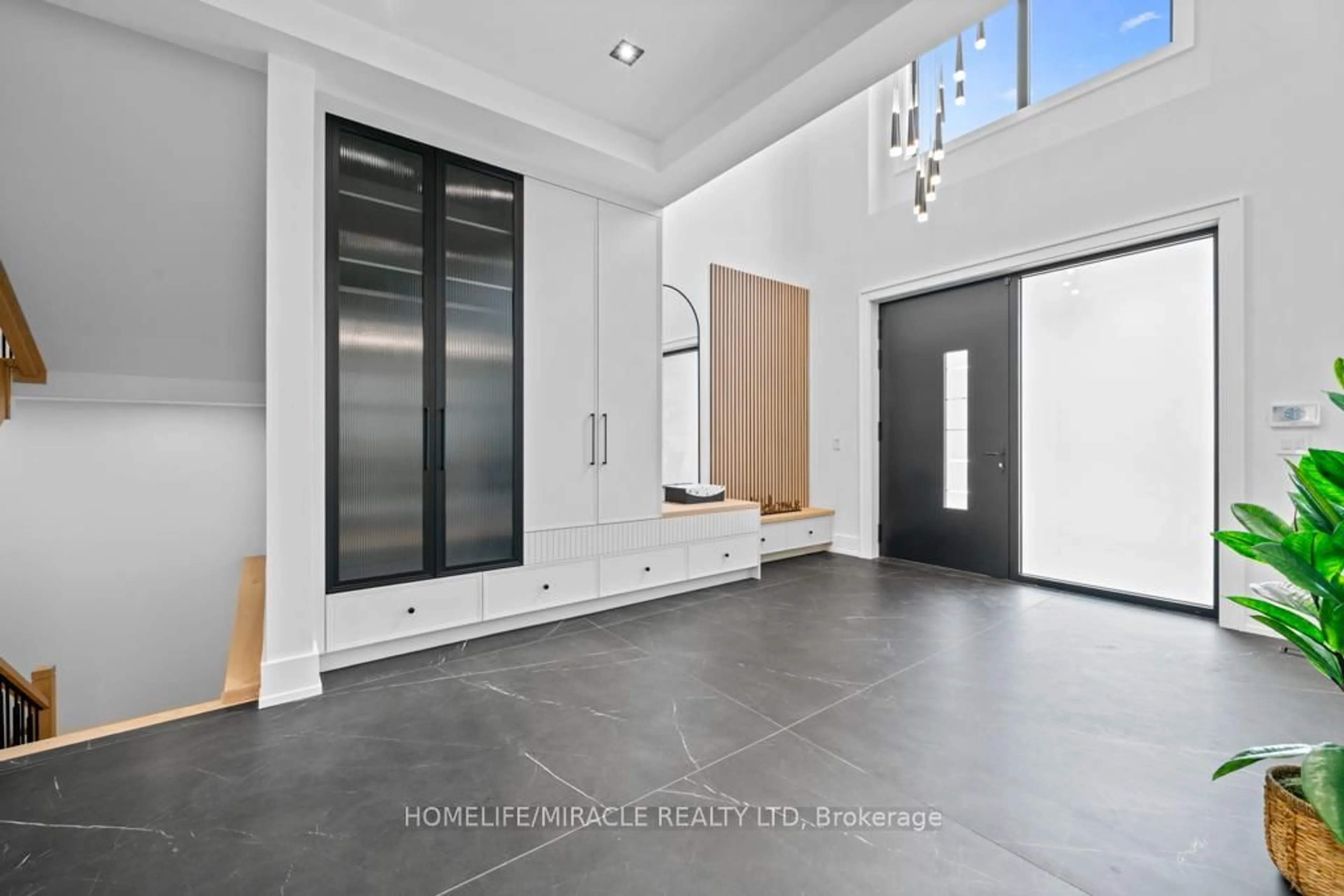 Indoor entryway for 282 Maurice Dr, Oakville Ontario L6K 2X3