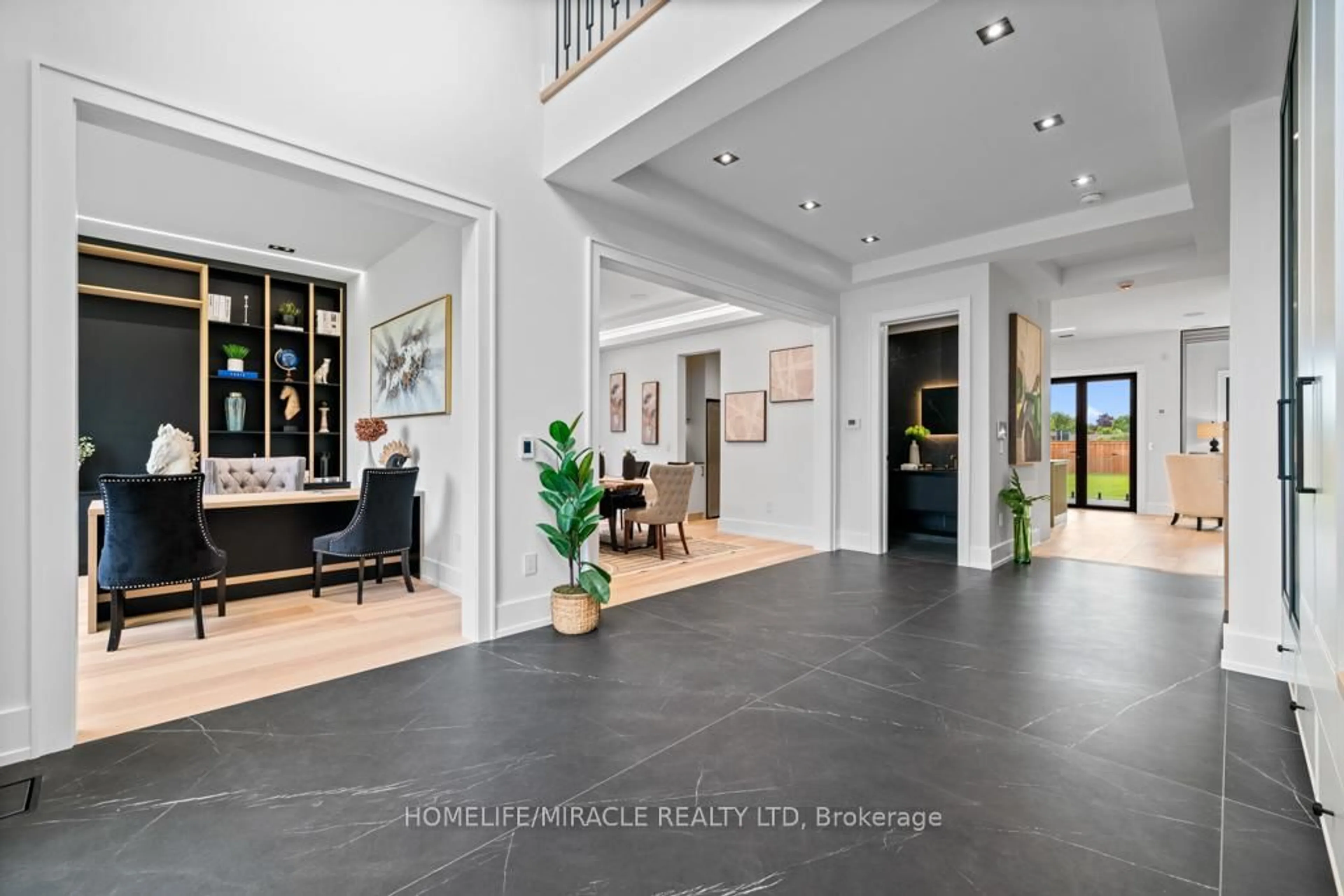 Indoor entryway for 282 Maurice Dr, Oakville Ontario L6K 2X3