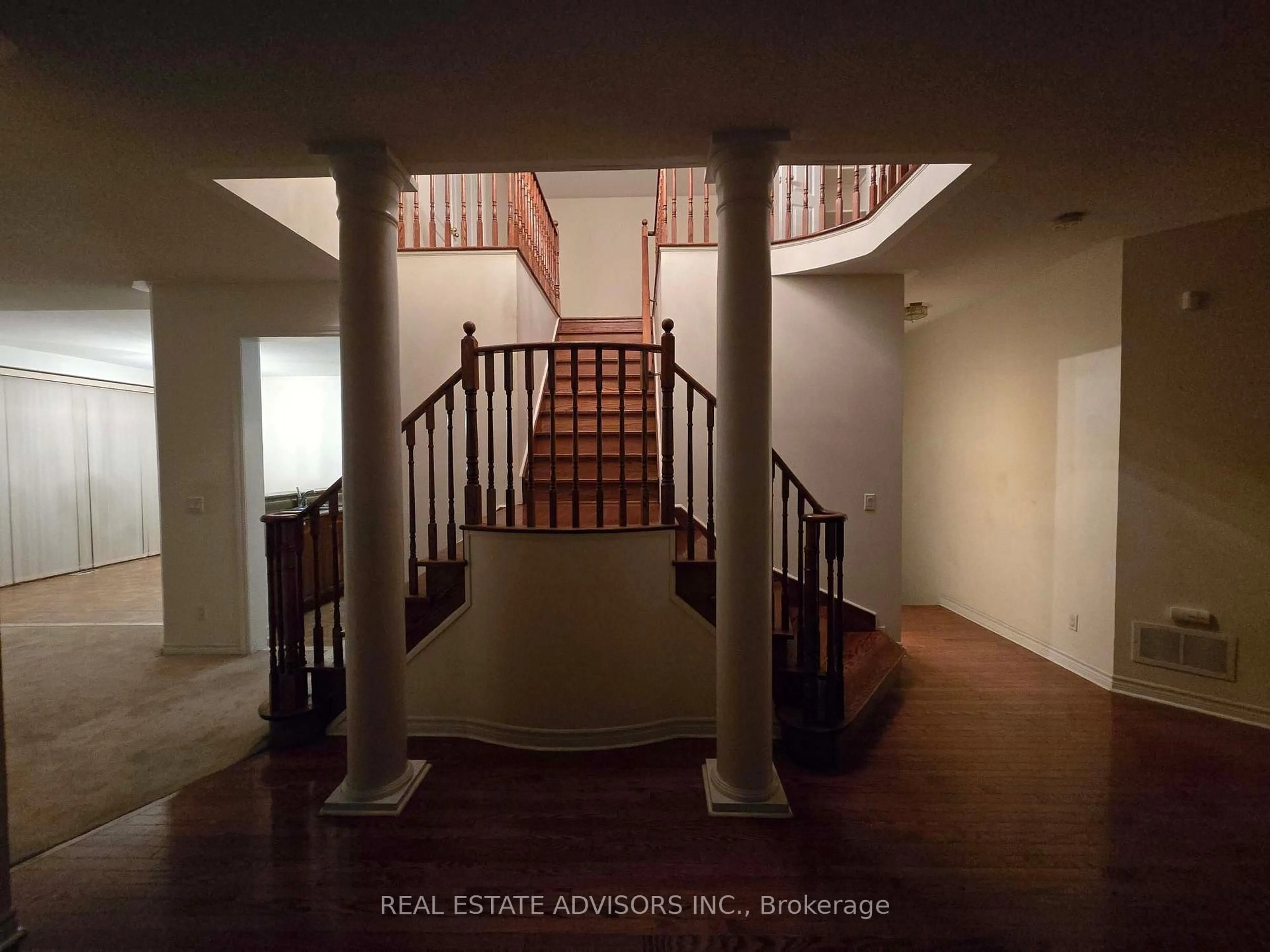 Indoor foyer for 3208 Countess Cres, Mississauga Ontario L5M 0E2