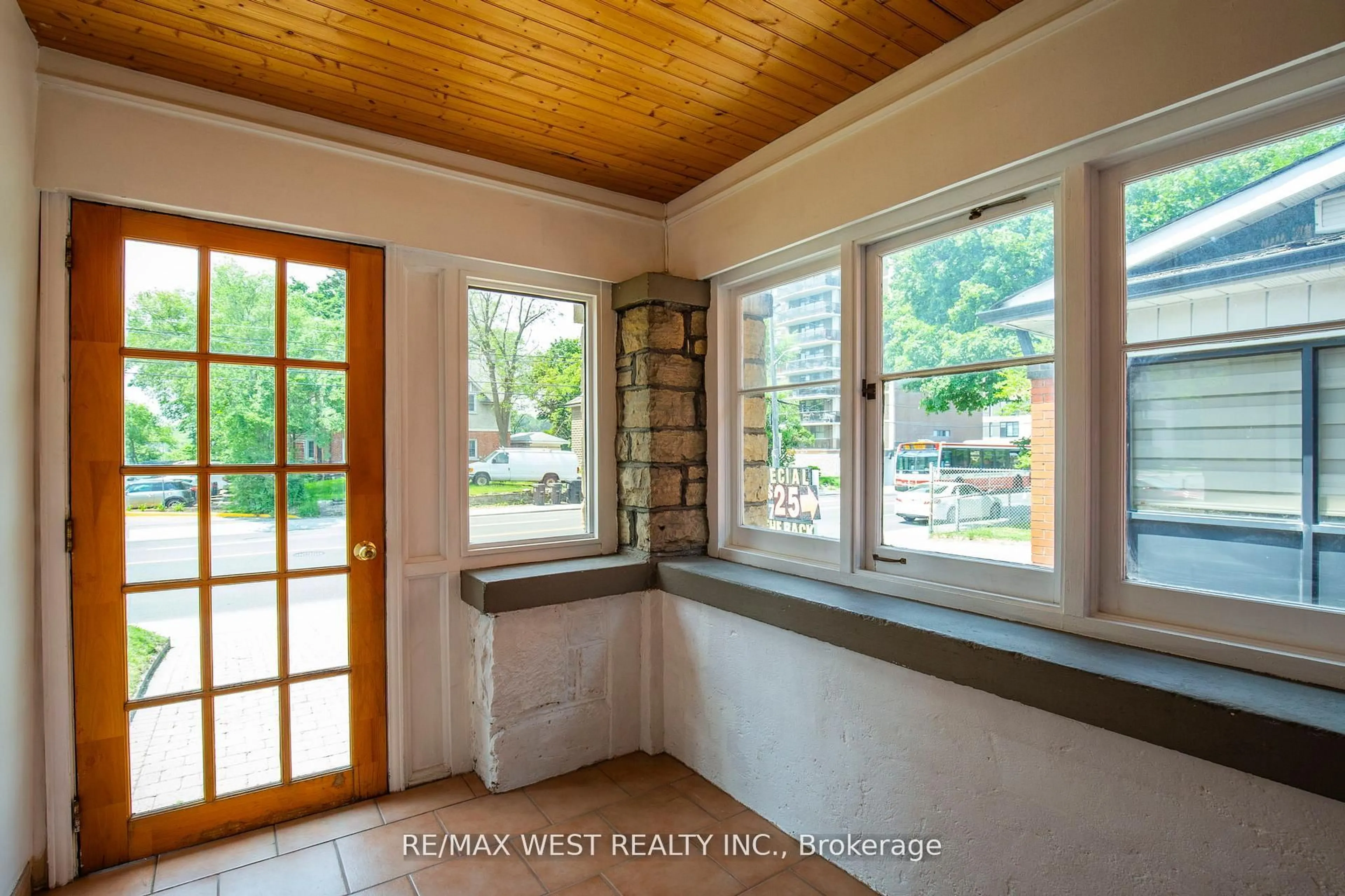 Indoor entryway for 2317 Weston Rd, Toronto Ontario M9N 1Z7