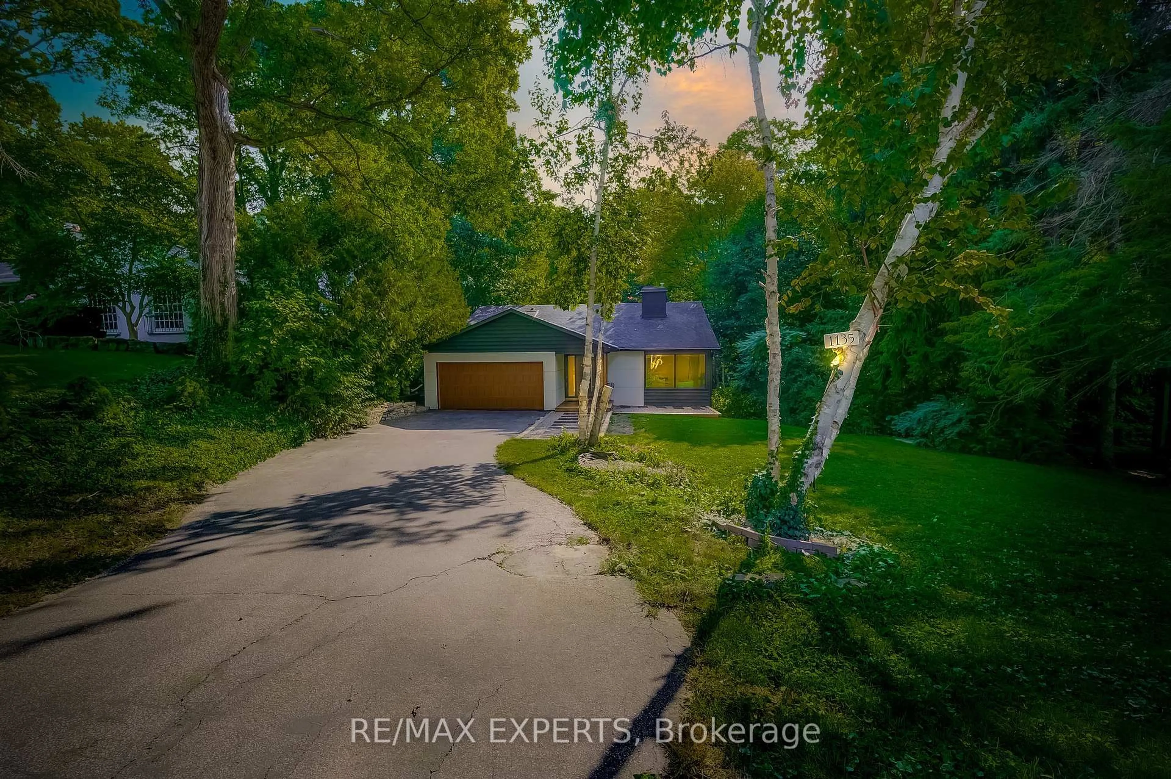 A pic from outside/outdoor area/front of a property/back of a property/a pic from drone, street for 1135 Greenoaks Dr, Mississauga Ontario L5J 3A1