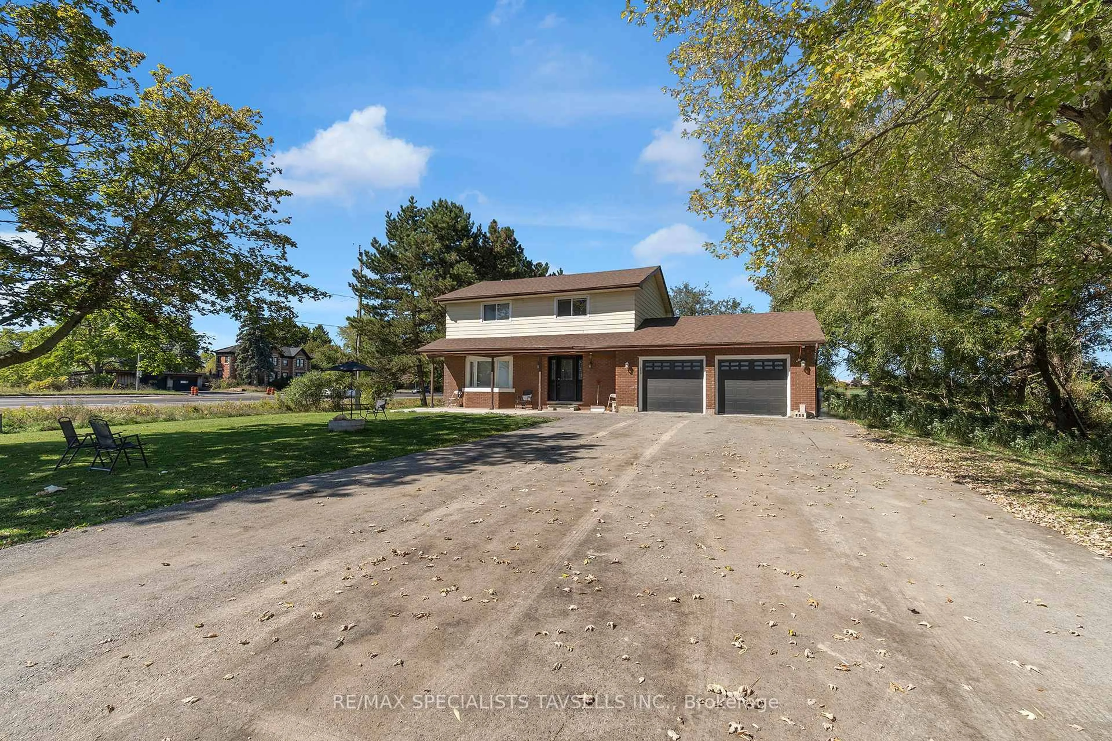 A pic from outside/outdoor area/front of a property/back of a property/a pic from drone, street for 3016 Boston Mills Rd, Caledon Ontario L7C 1R7