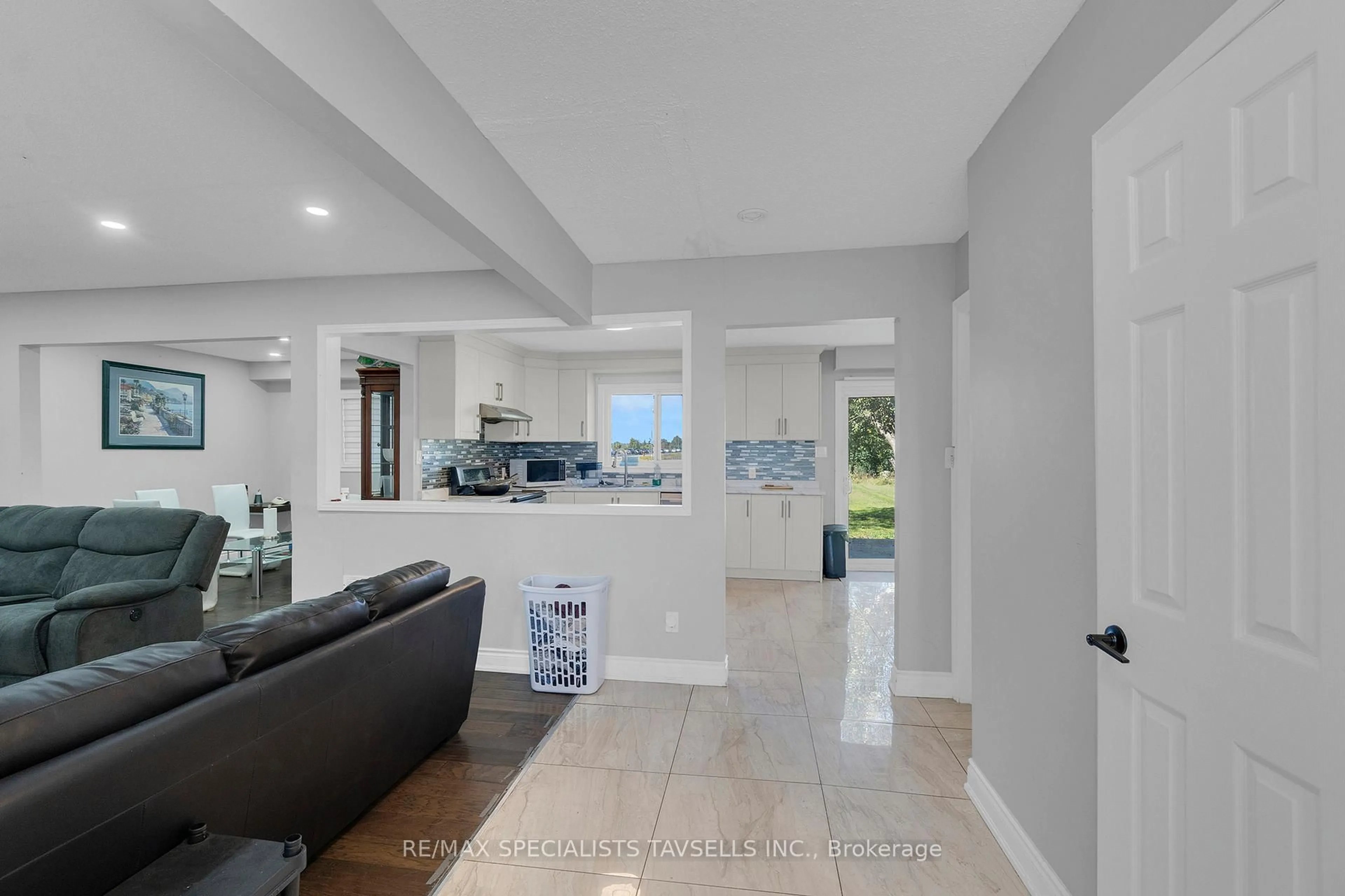 Open concept kitchen, ceramic/tile floor for 3016 Boston Mills Rd, Caledon Ontario L7C 1R7