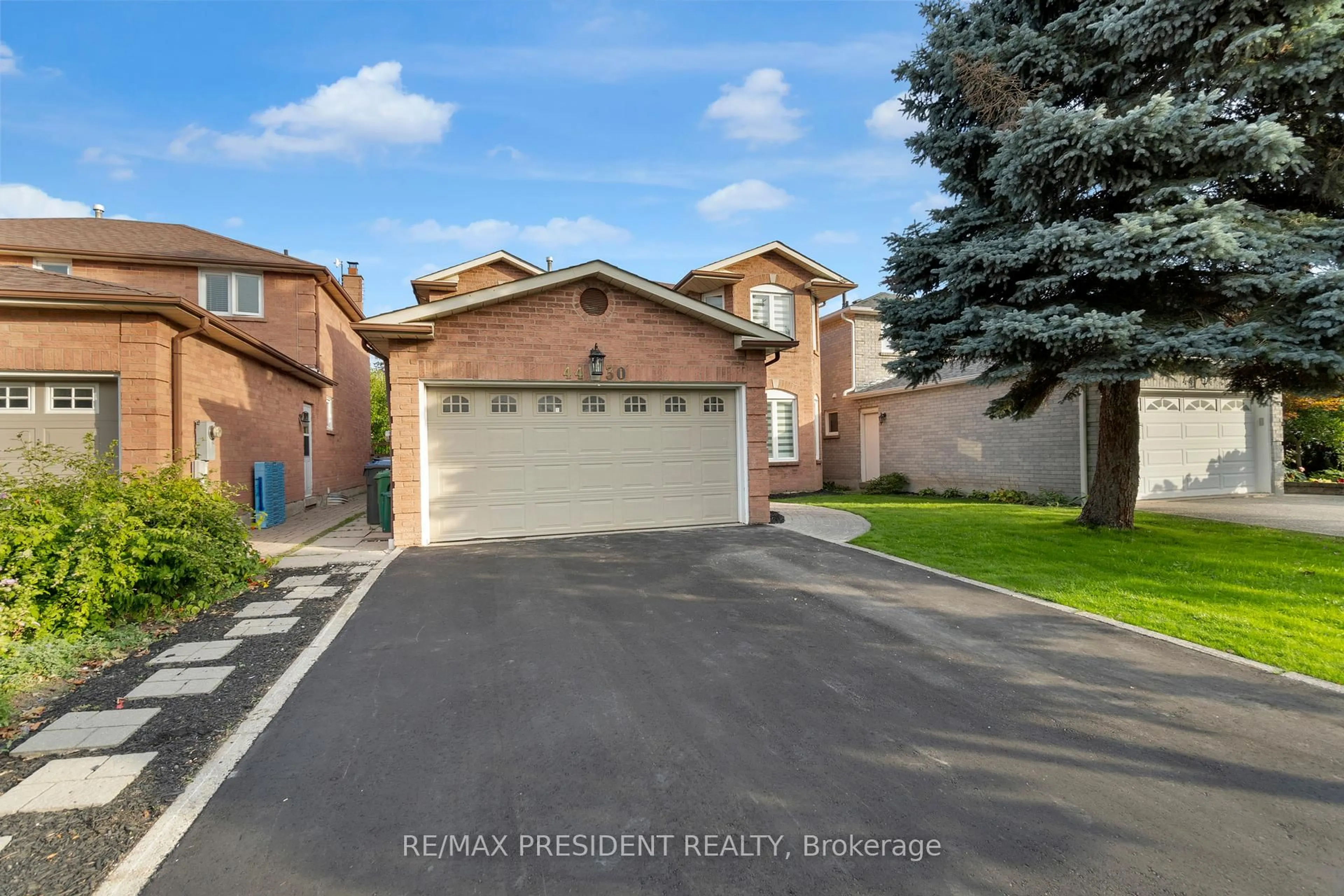 A pic from outside/outdoor area/front of a property/back of a property/a pic from drone, street for 4430 Hearthside Dr, Mississauga Ontario L5R 1R3