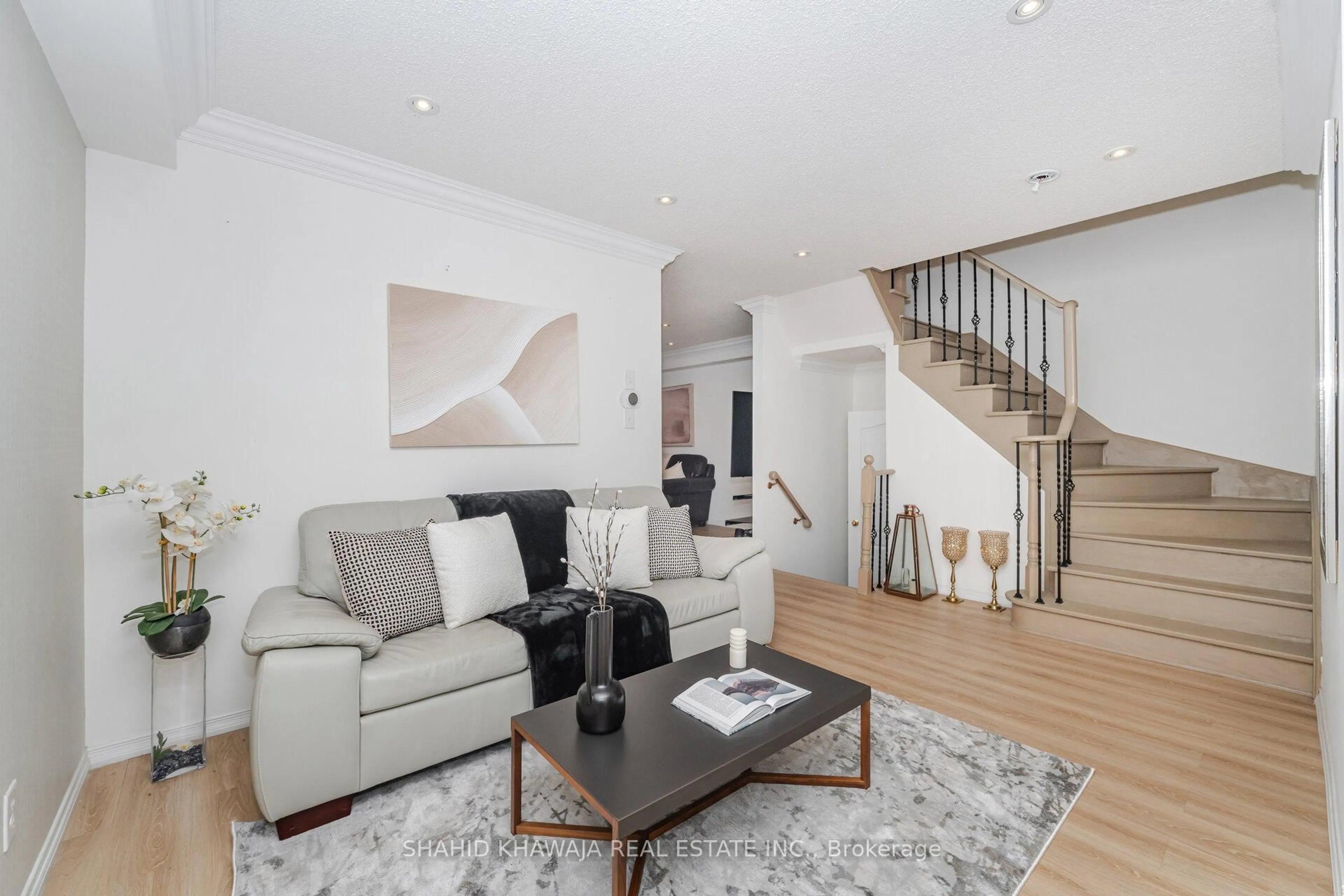 Living room with furniture, wood/laminate floor for 3940 Skyview St, Mississauga Ontario L5M 8A4