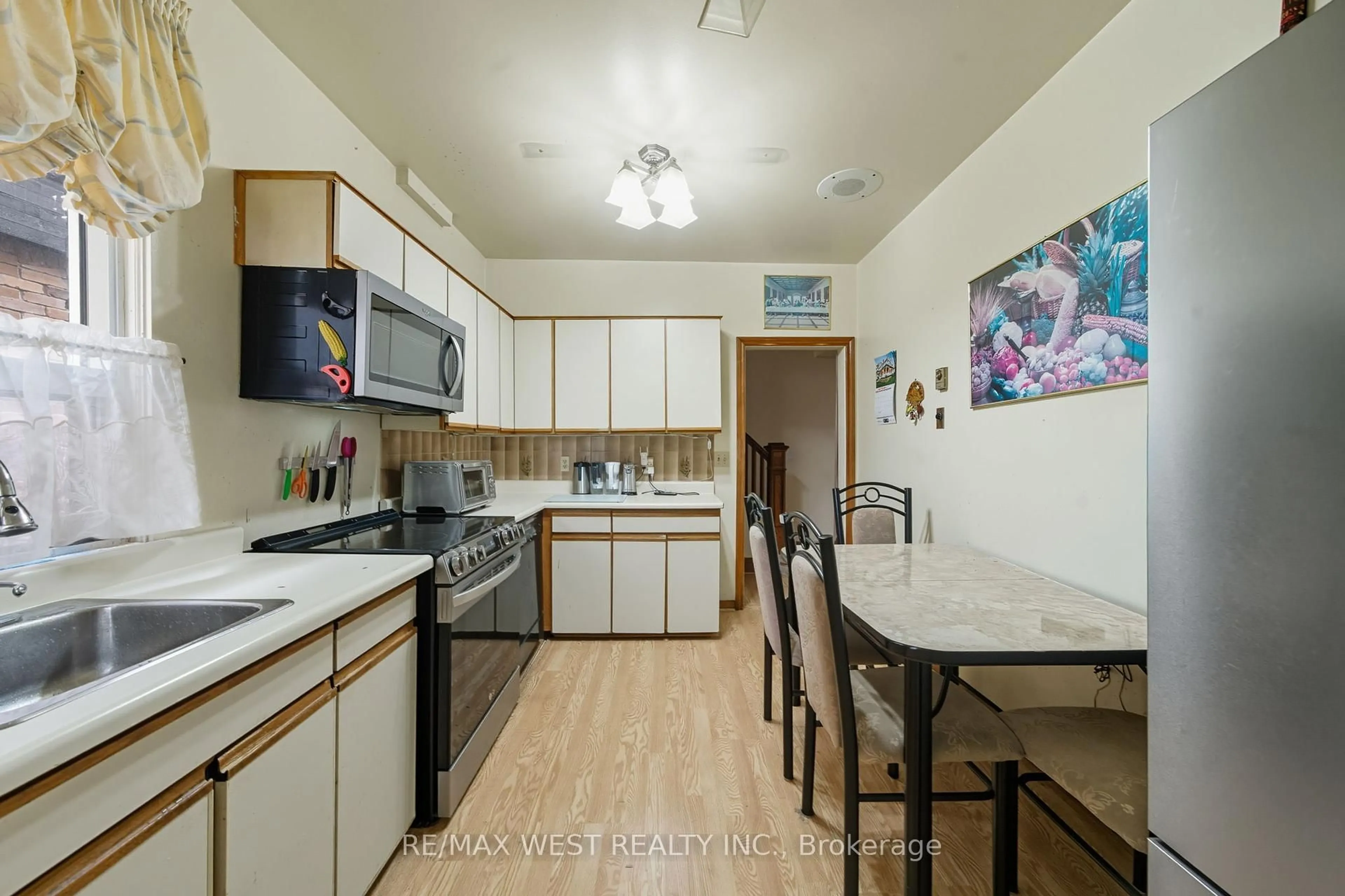 Standard kitchen, unknown for 186 Westminster Ave, Toronto Ontario M6R 1P1