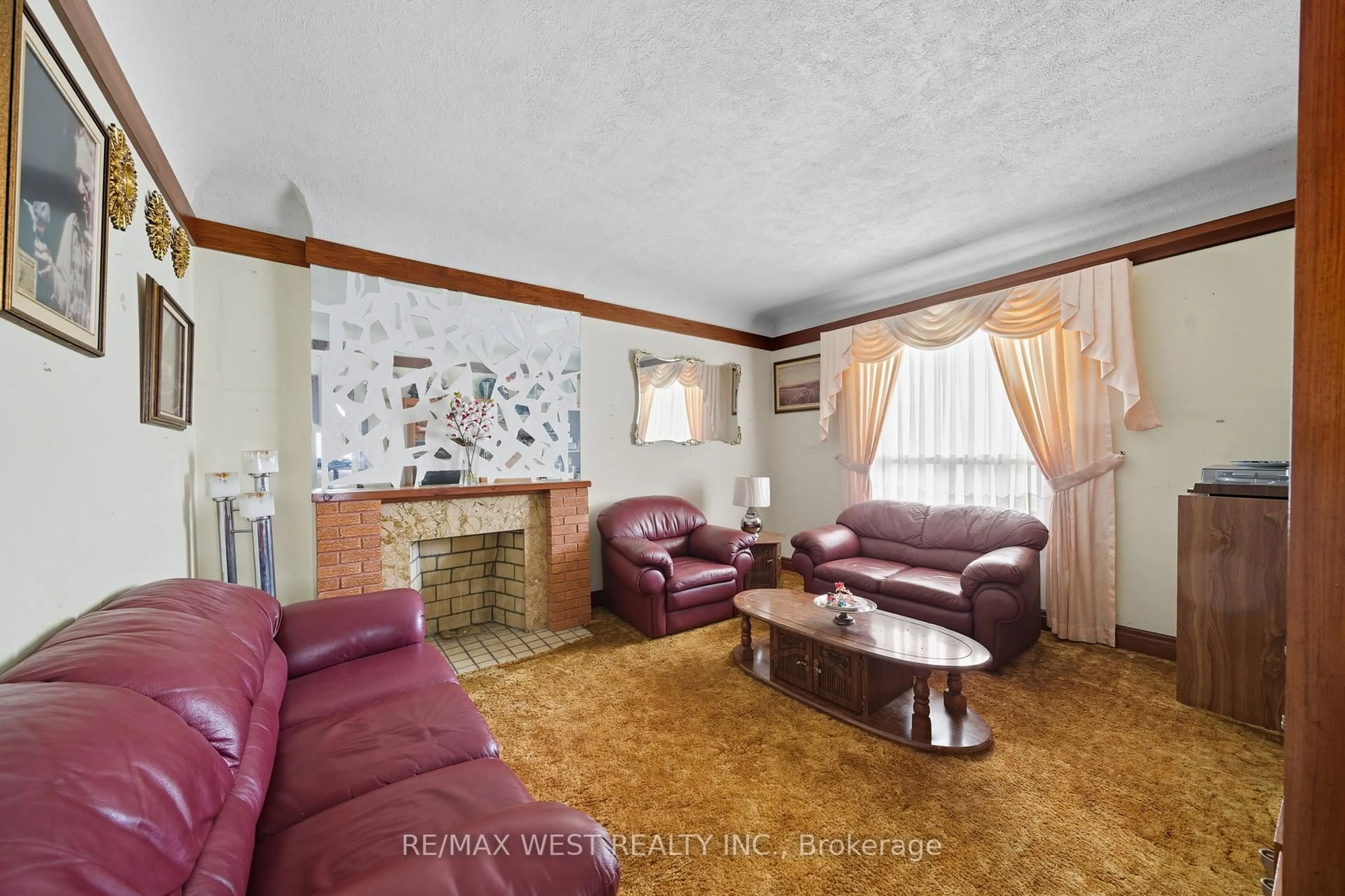Living room with furniture, unknown for 186 Westminster Ave, Toronto Ontario M6R 1P1