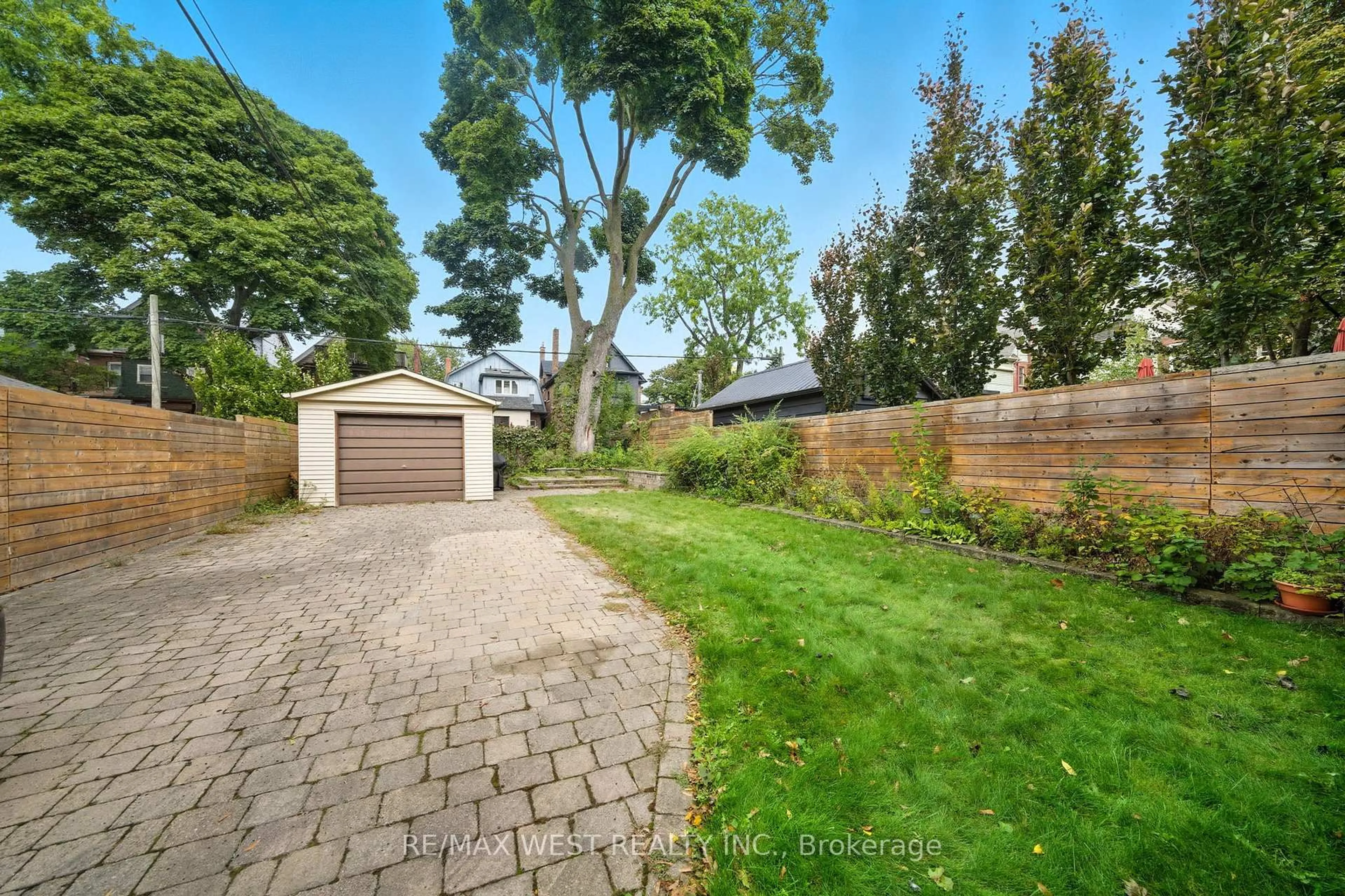 A pic from outside/outdoor area/front of a property/back of a property/a pic from drone, street for 186 Westminster Ave, Toronto Ontario M6R 1P1