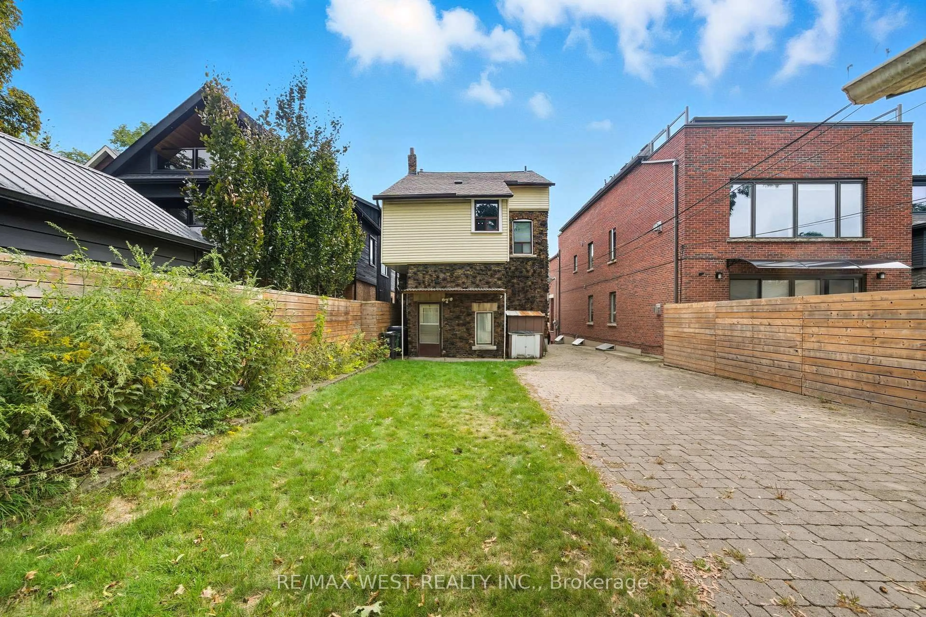 A pic from outside/outdoor area/front of a property/back of a property/a pic from drone, street for 186 Westminster Ave, Toronto Ontario M6R 1P1