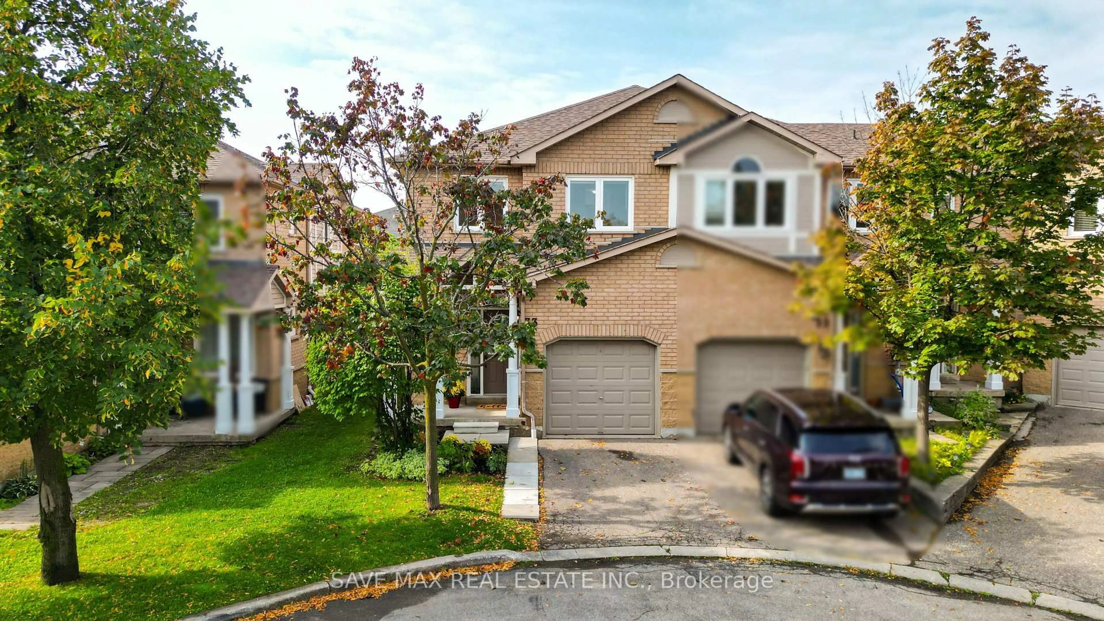 A pic from outside/outdoor area/front of a property/back of a property/a pic from drone, street for 833 Scollard Crt #33, Mississauga Ontario L5V 2B4