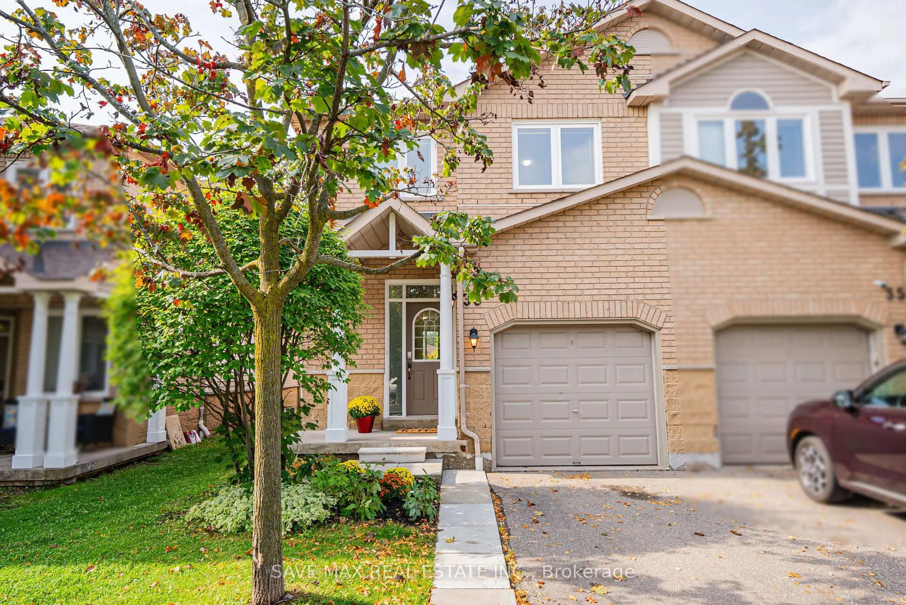 Home with brick exterior material, street for 833 Scollard Crt #33, Mississauga Ontario L5V 2B4
