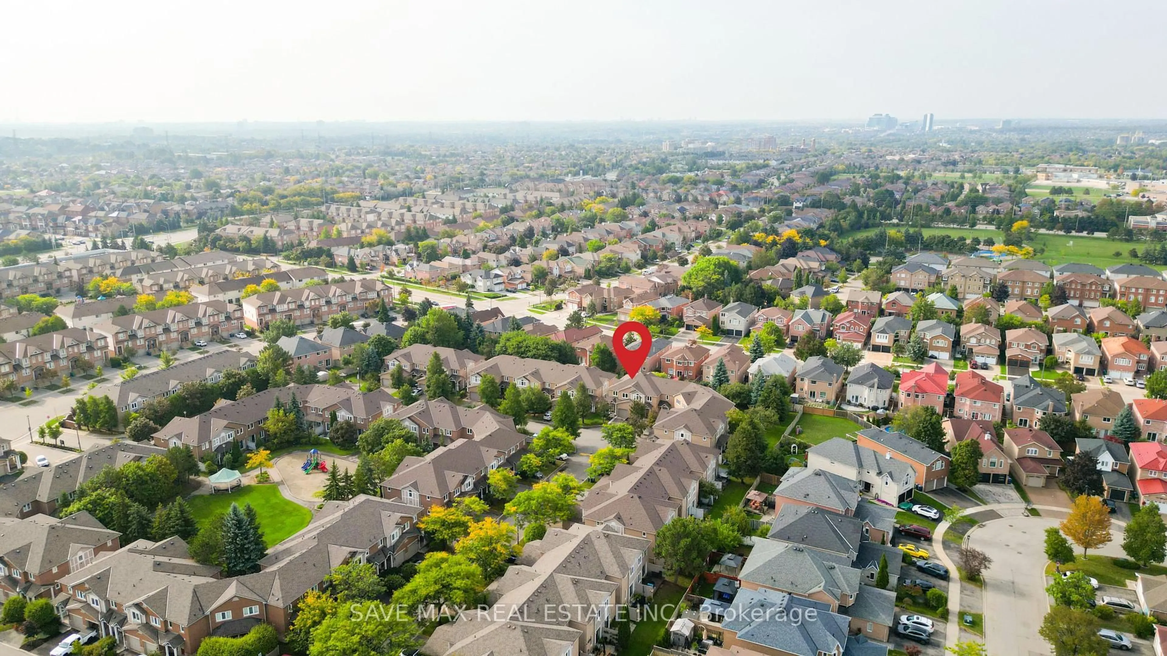A pic from outside/outdoor area/front of a property/back of a property/a pic from drone, city buildings view from balcony for 833 Scollard Crt #33, Mississauga Ontario L5V 2B4