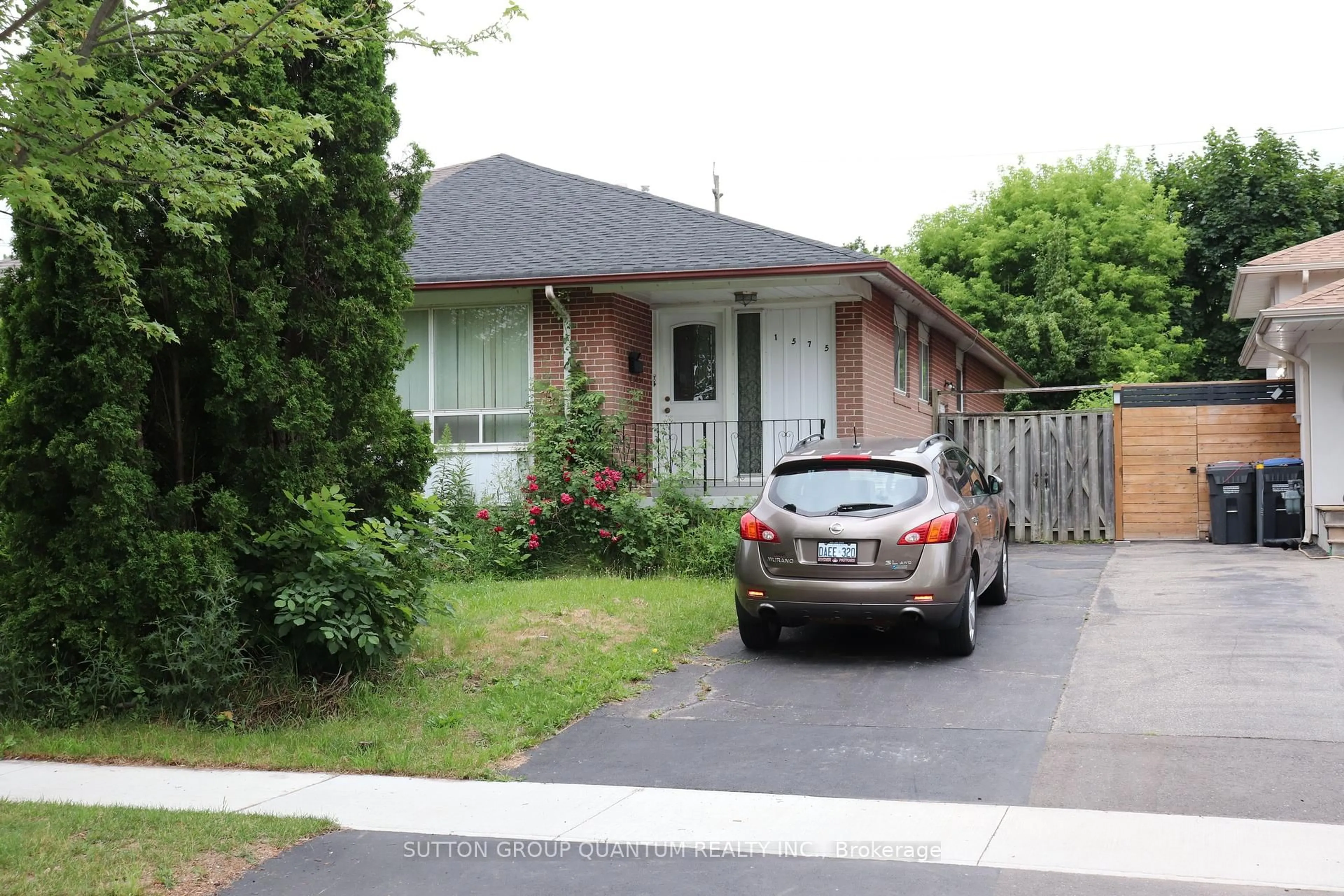 Home with brick exterior material, street for 1575 Sandgate Cres, Mississauga Ontario L5J 2E3
