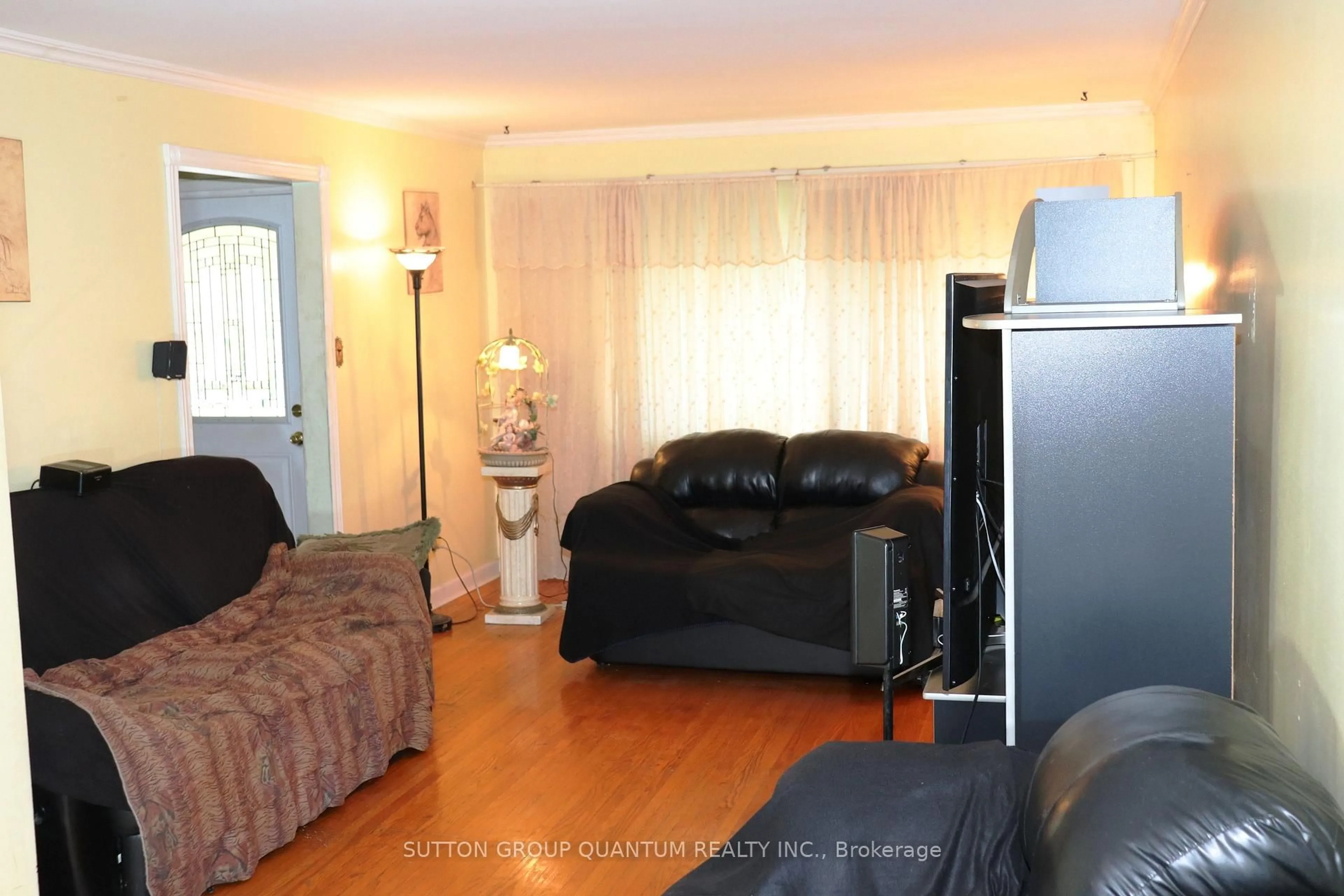 Living room with furniture, unknown for 1575 Sandgate Cres, Mississauga Ontario L5J 2E3