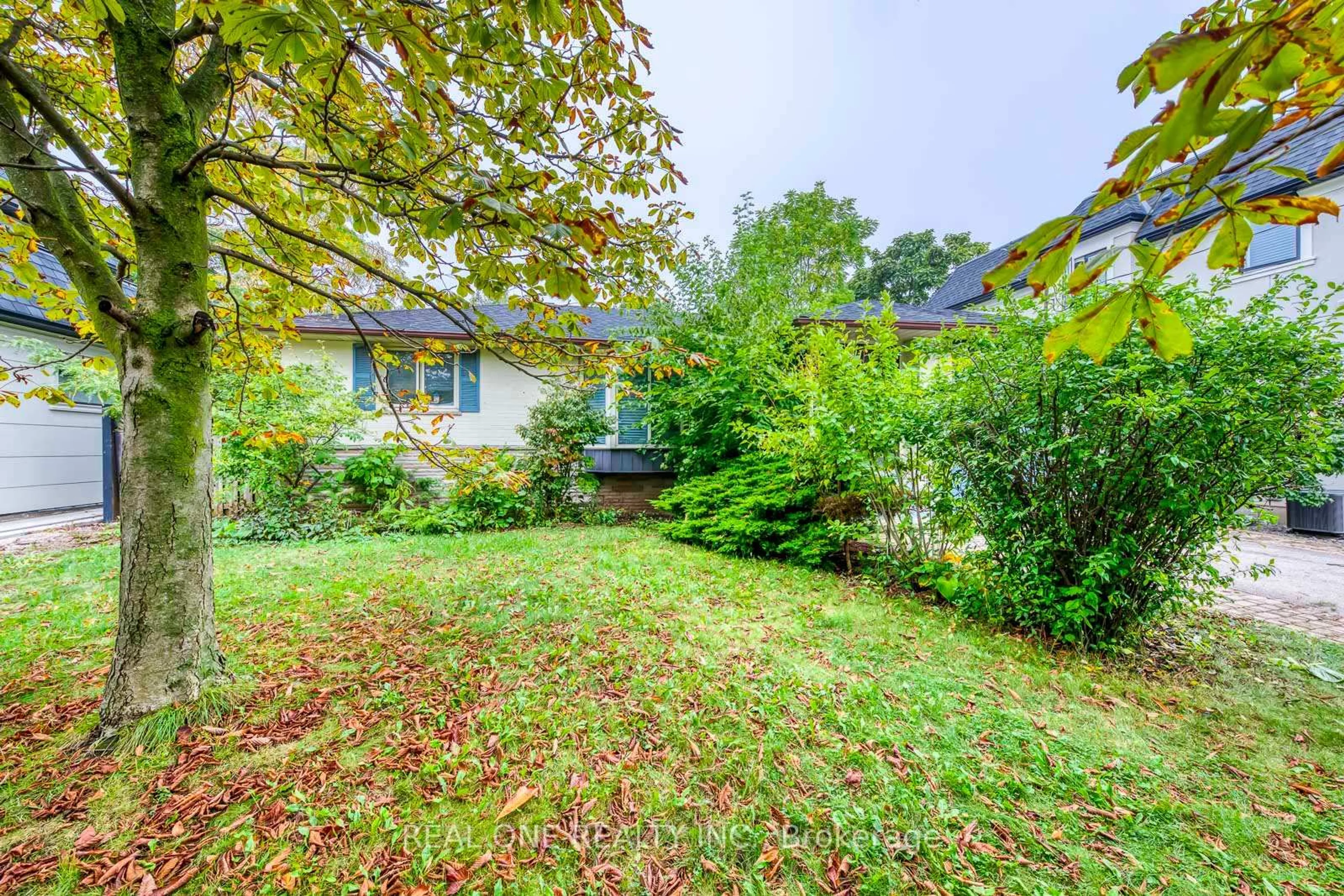Patio, street for 398 Tennyson Dr, Oakville Ontario L6L 3Z1