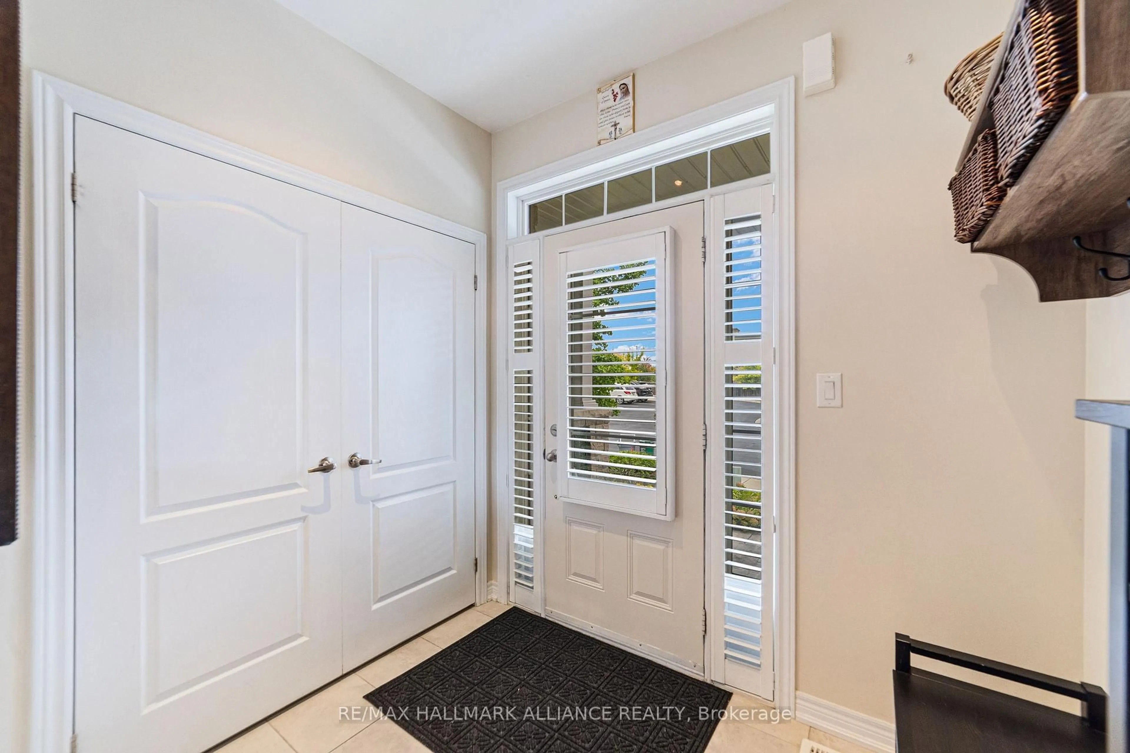 Indoor entryway for 37 Diamond Leaf Lane, Halton Hills Ontario L7G 0G7