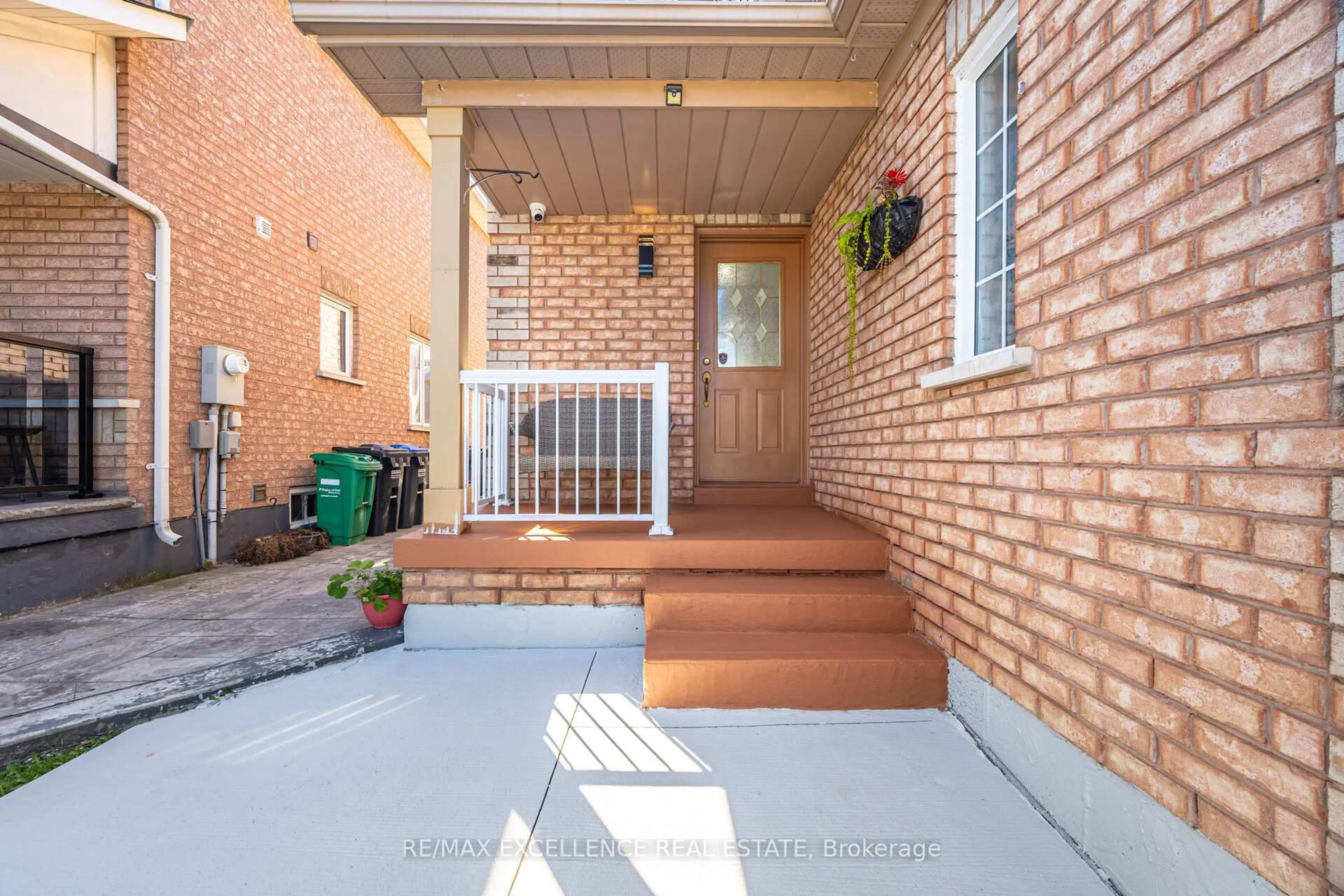 Indoor entryway for 36 Coppermill Dr, Brampton Ontario L7A 1M8