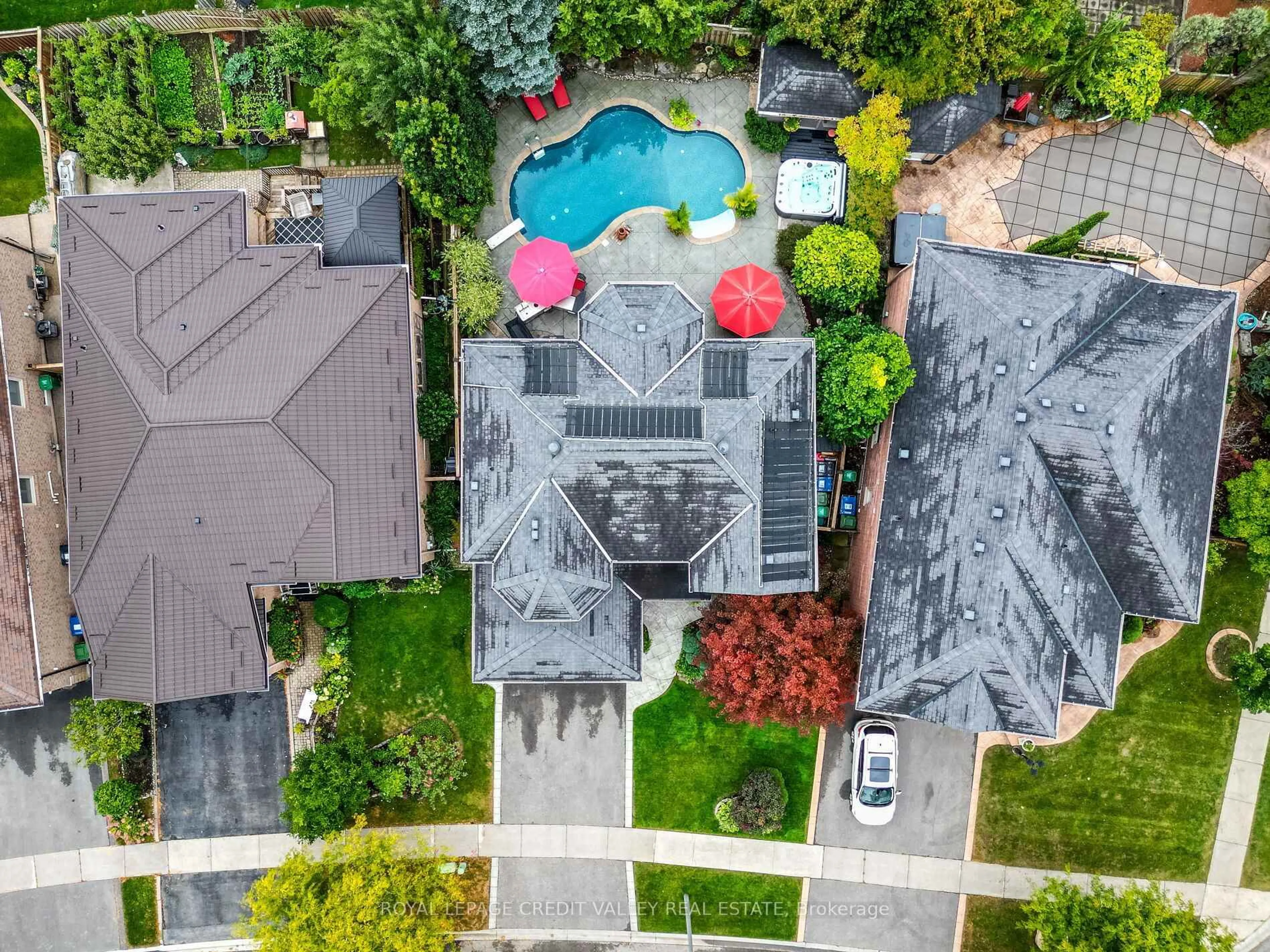 A pic from outside/outdoor area/front of a property/back of a property/a pic from drone, street for 81 Pinebrook Circ, Caledon Ontario L7C 1C3