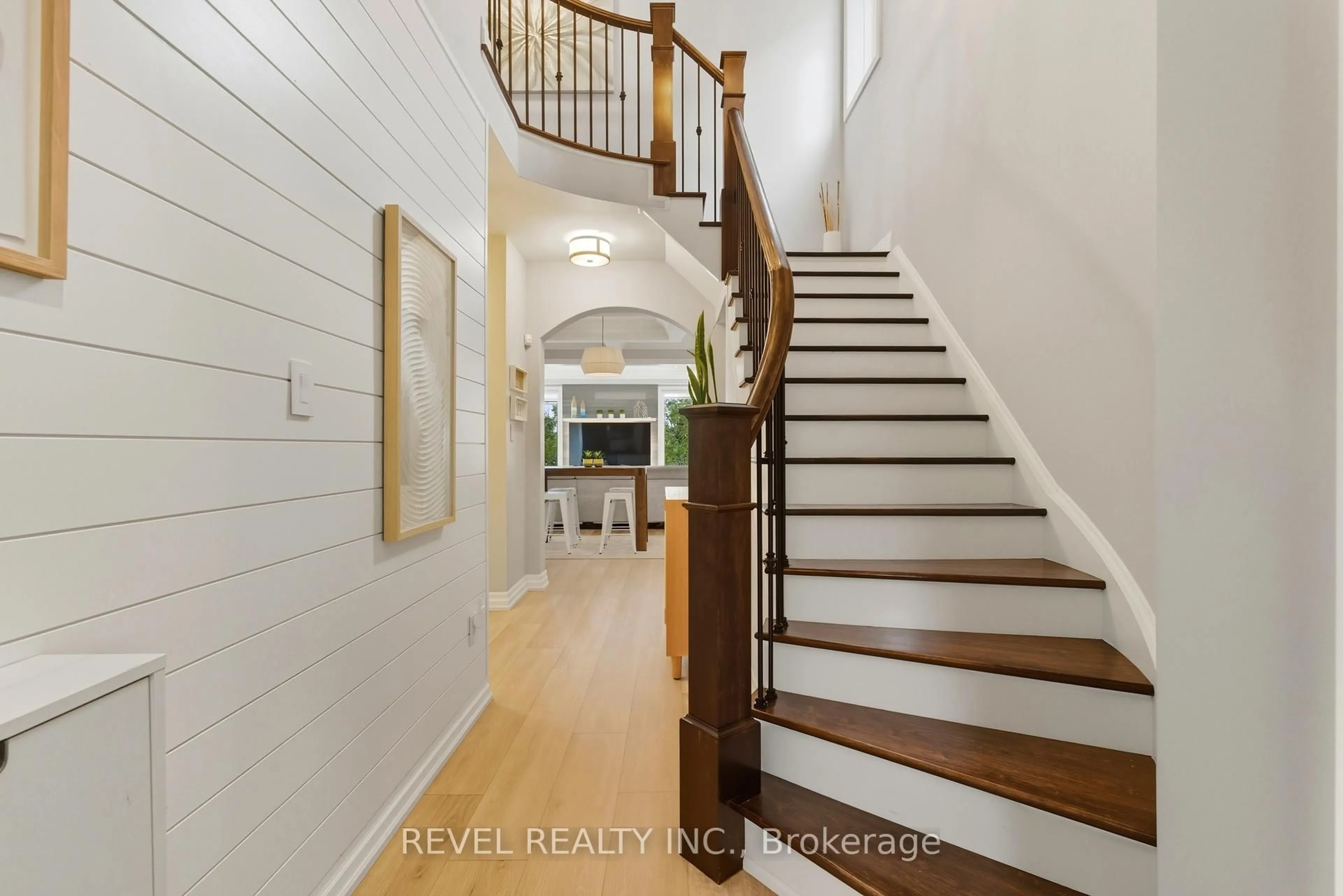 Indoor entryway for 390 Gosford Cres, Milton Ontario L9T 8G2