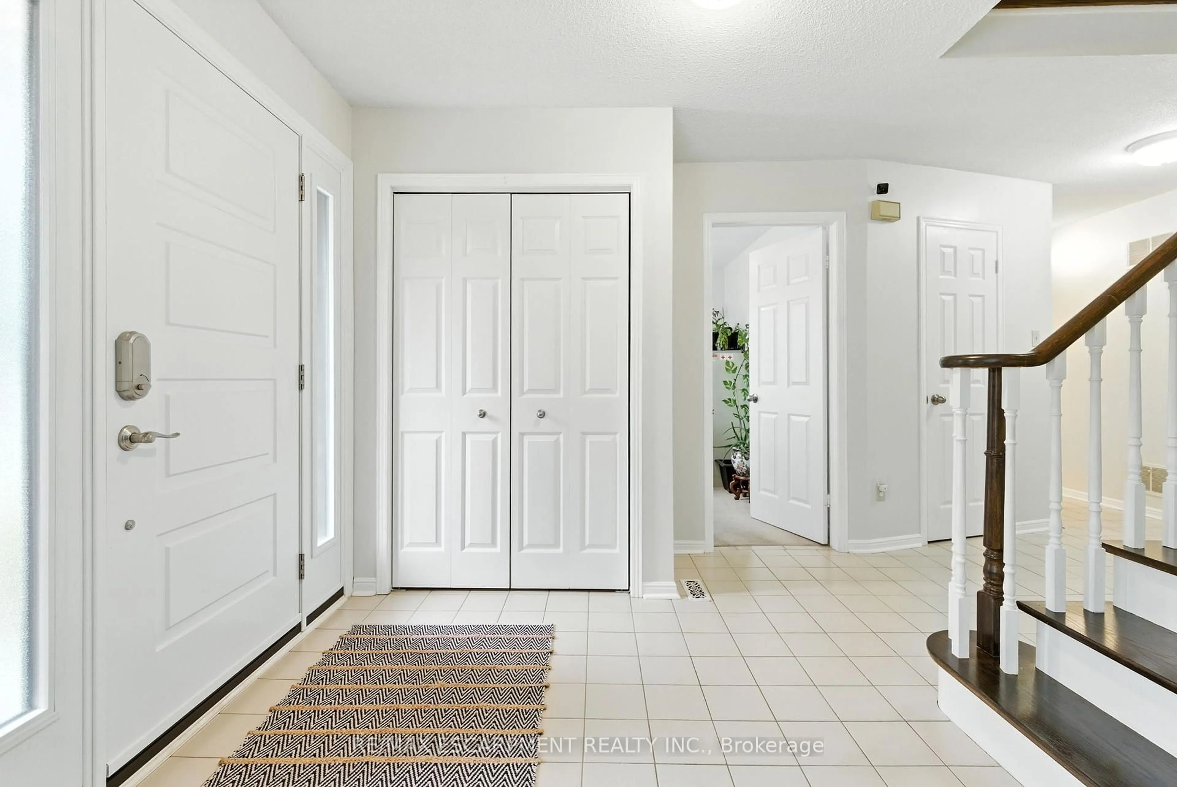 Indoor entryway for 561 Harmony Ave, Burlington Ontario L7N 3S7