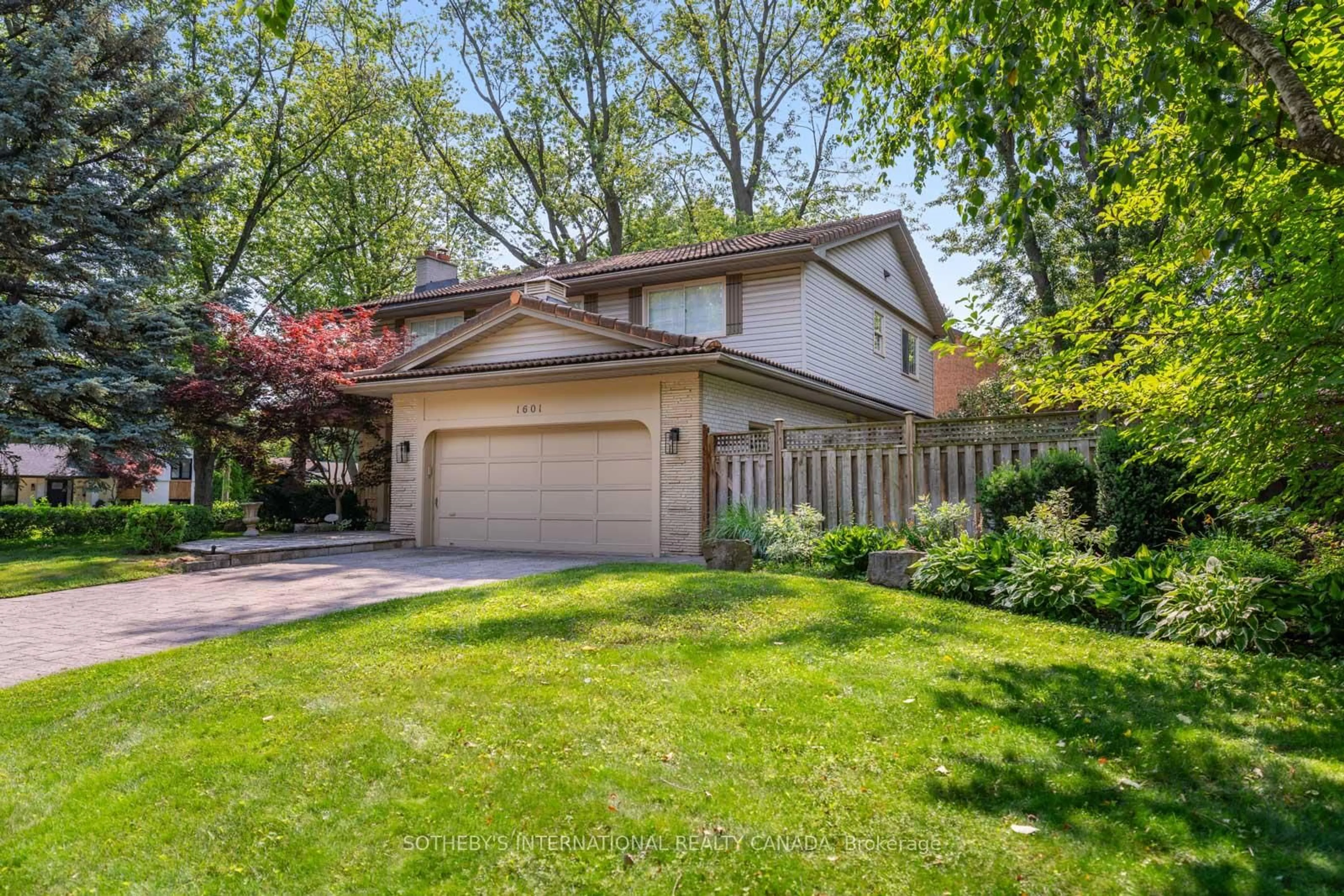 Home with vinyl exterior material, street for 1601 Calumet Pl, Mississauga Ontario L5J 3B1