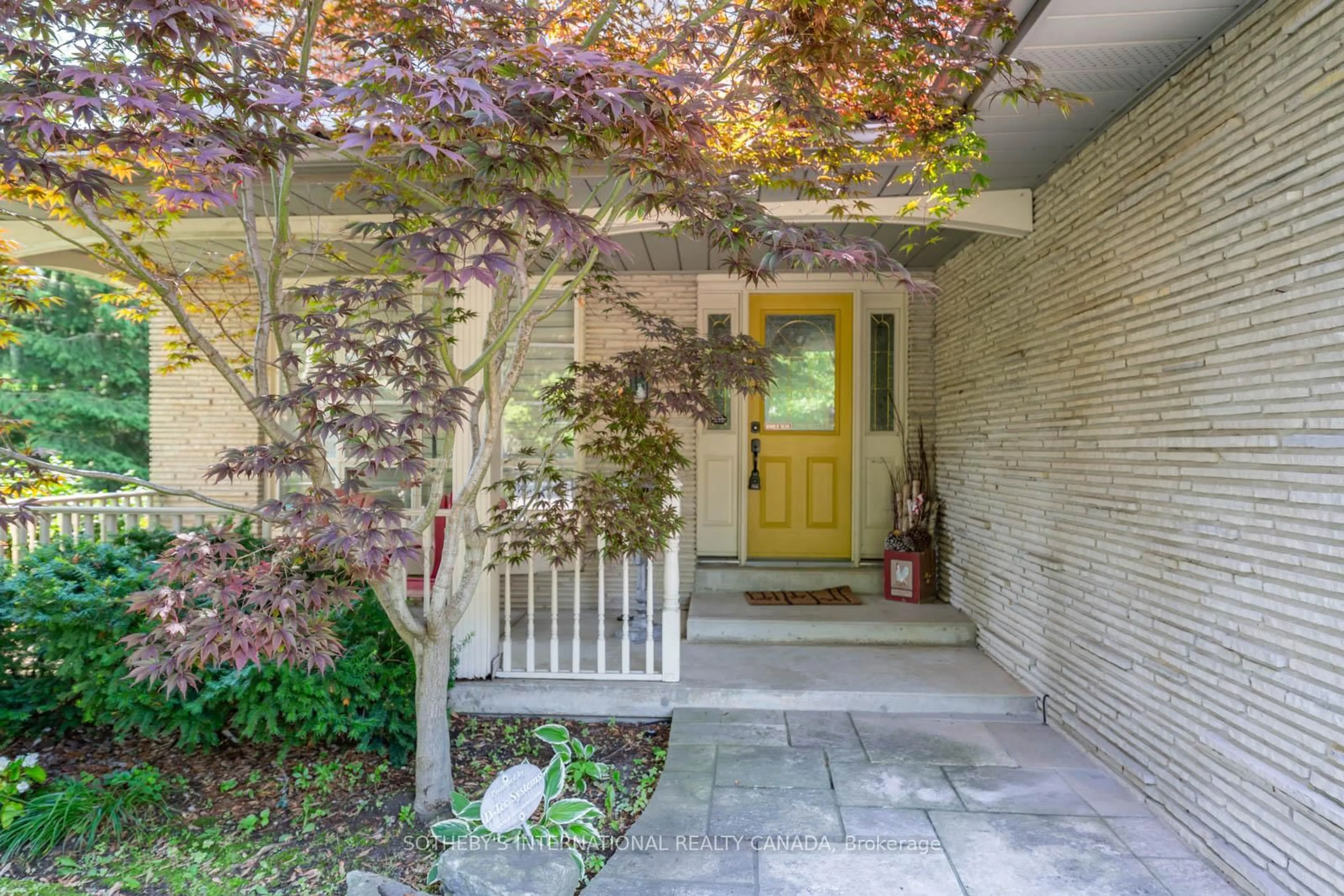 Indoor entryway for 1601 Calumet Pl, Mississauga Ontario L5J 3B1