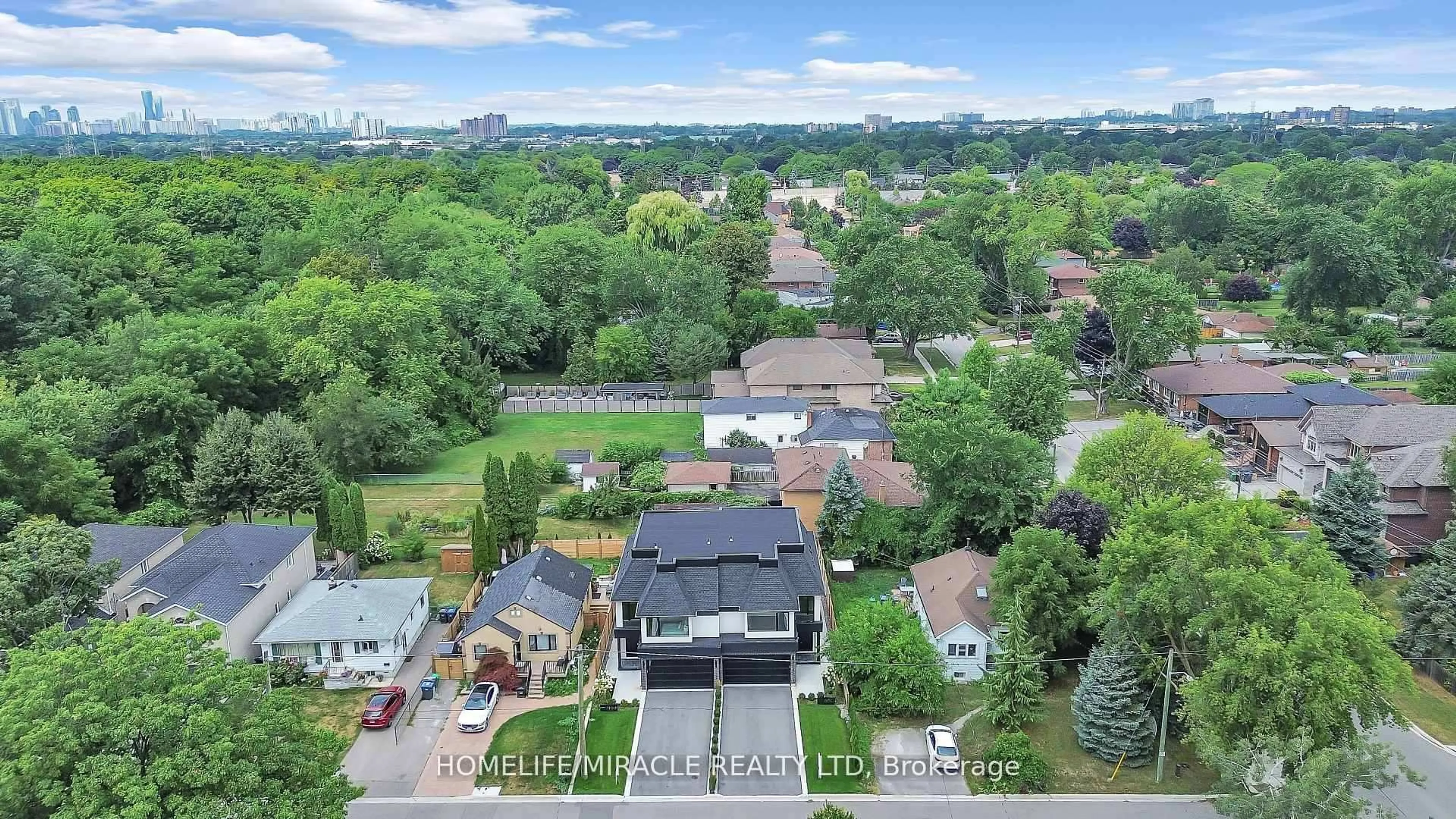 A pic from outside/outdoor area/front of a property/back of a property/a pic from drone, street for 853 Tenth St, Mississauga Ontario L5E 1S7