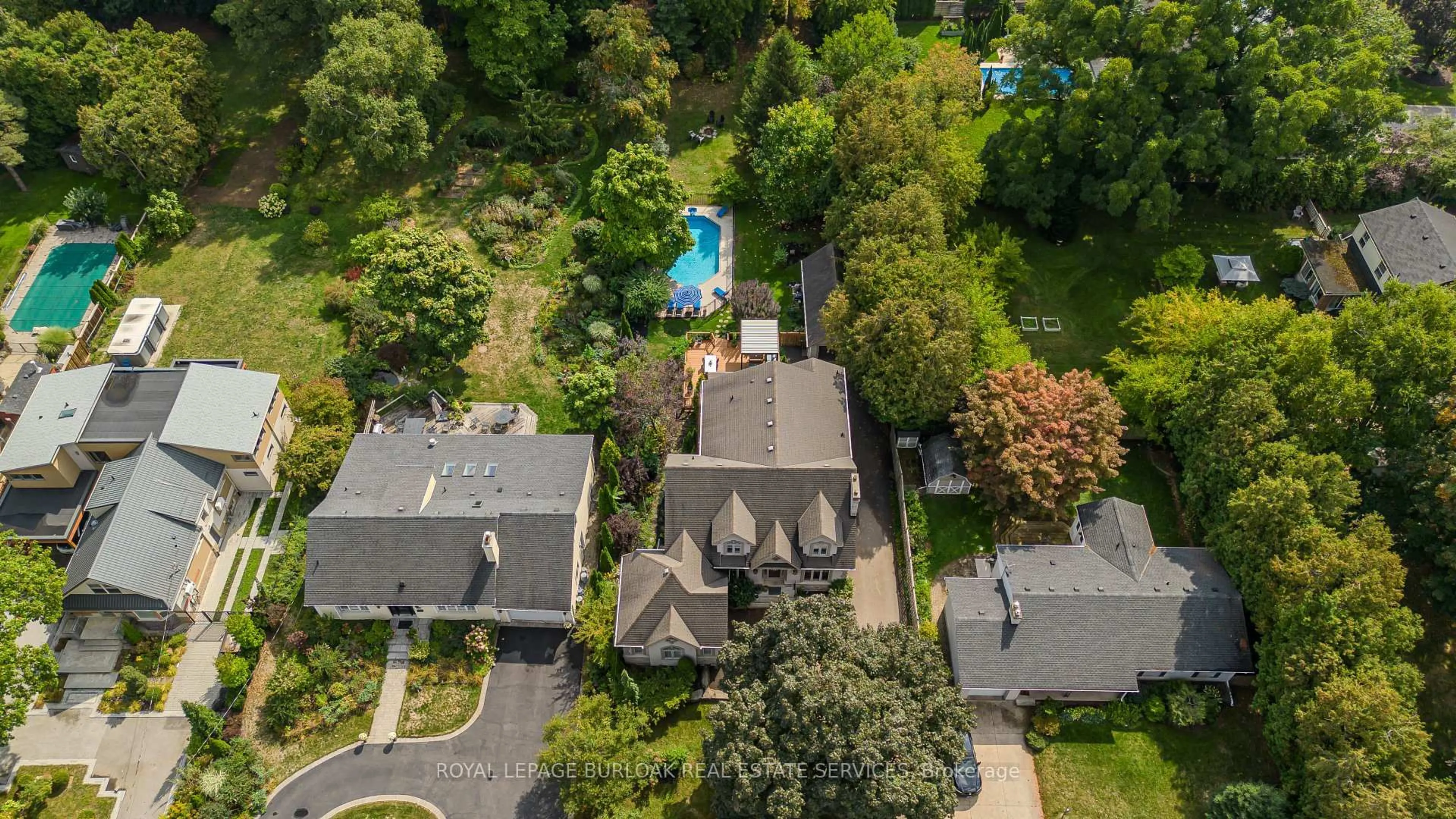 A pic from outside/outdoor area/front of a property/back of a property/a pic from drone, street for 694 Cedar Ave, Burlington Ontario L7T 2R7