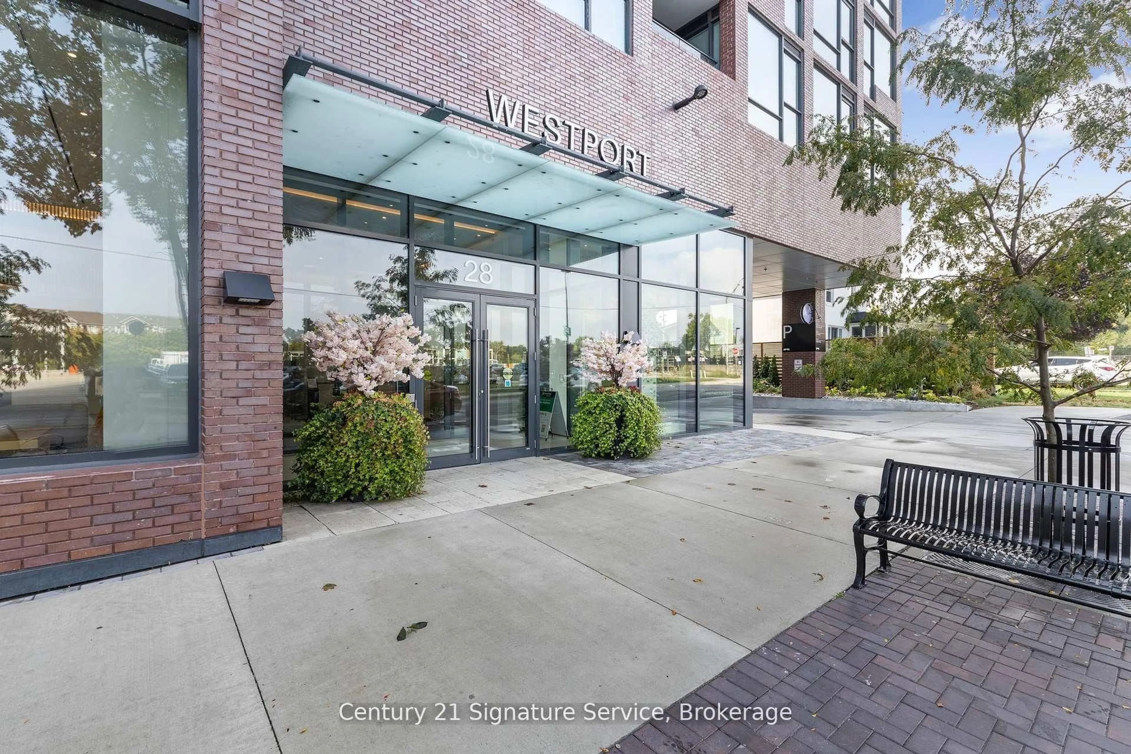 Indoor foyer for 28 Ann St #410, Mississauga Ontario L5G 0E1