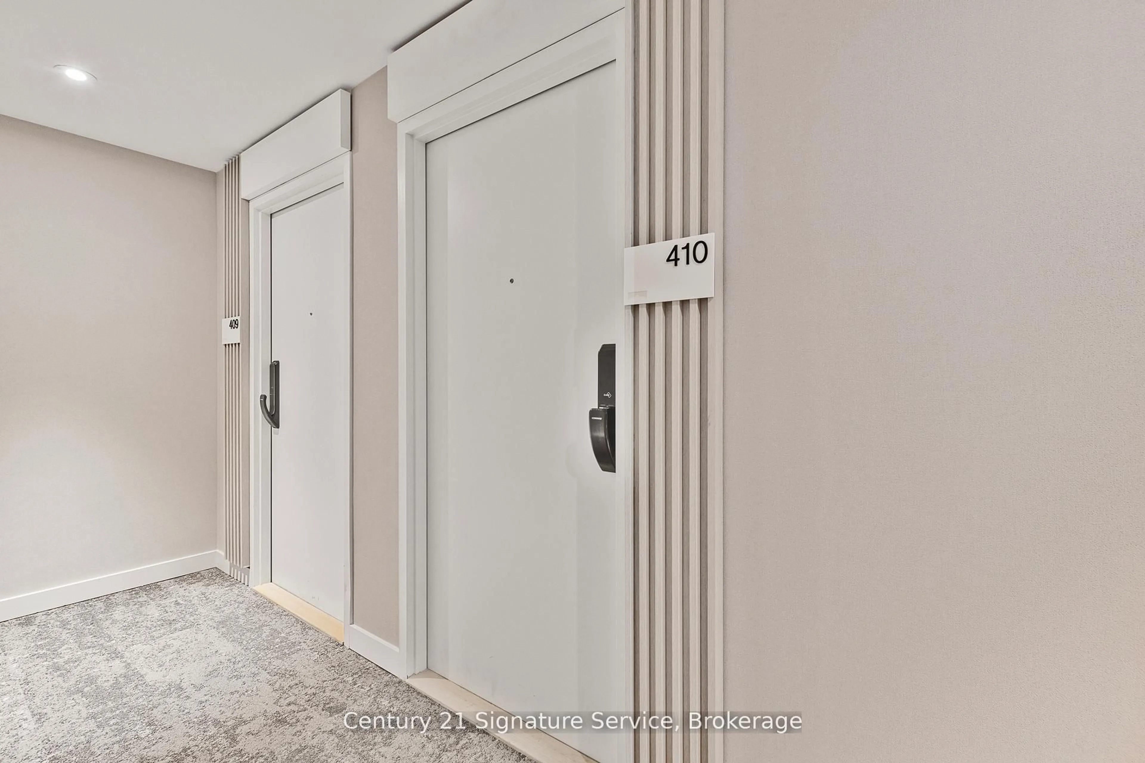Indoor foyer for 28 Ann St #410, Mississauga Ontario L5G 0E1