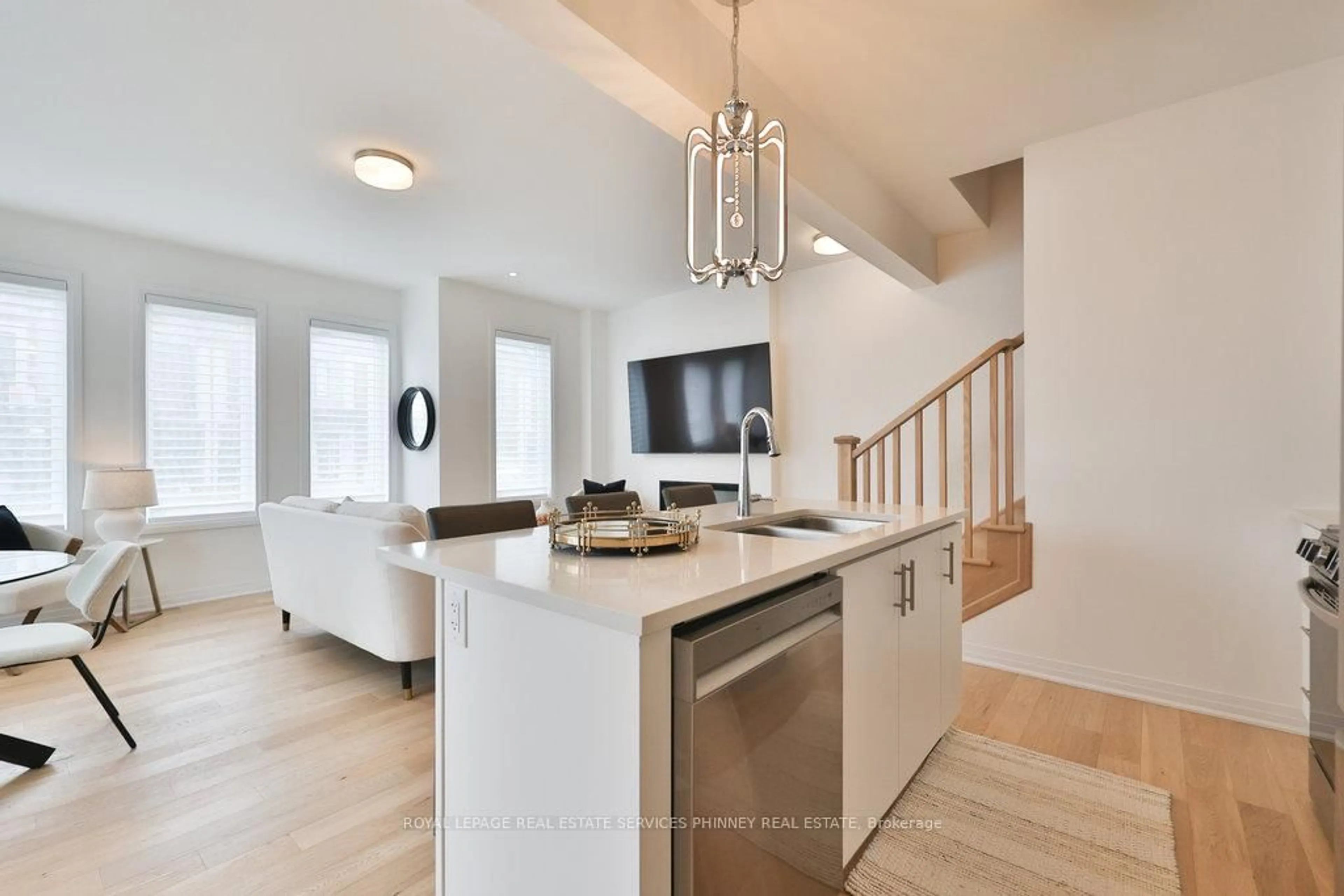 Open concept kitchen, unknown for 9 Crown Gate, Oakville Ontario L6M 0W8