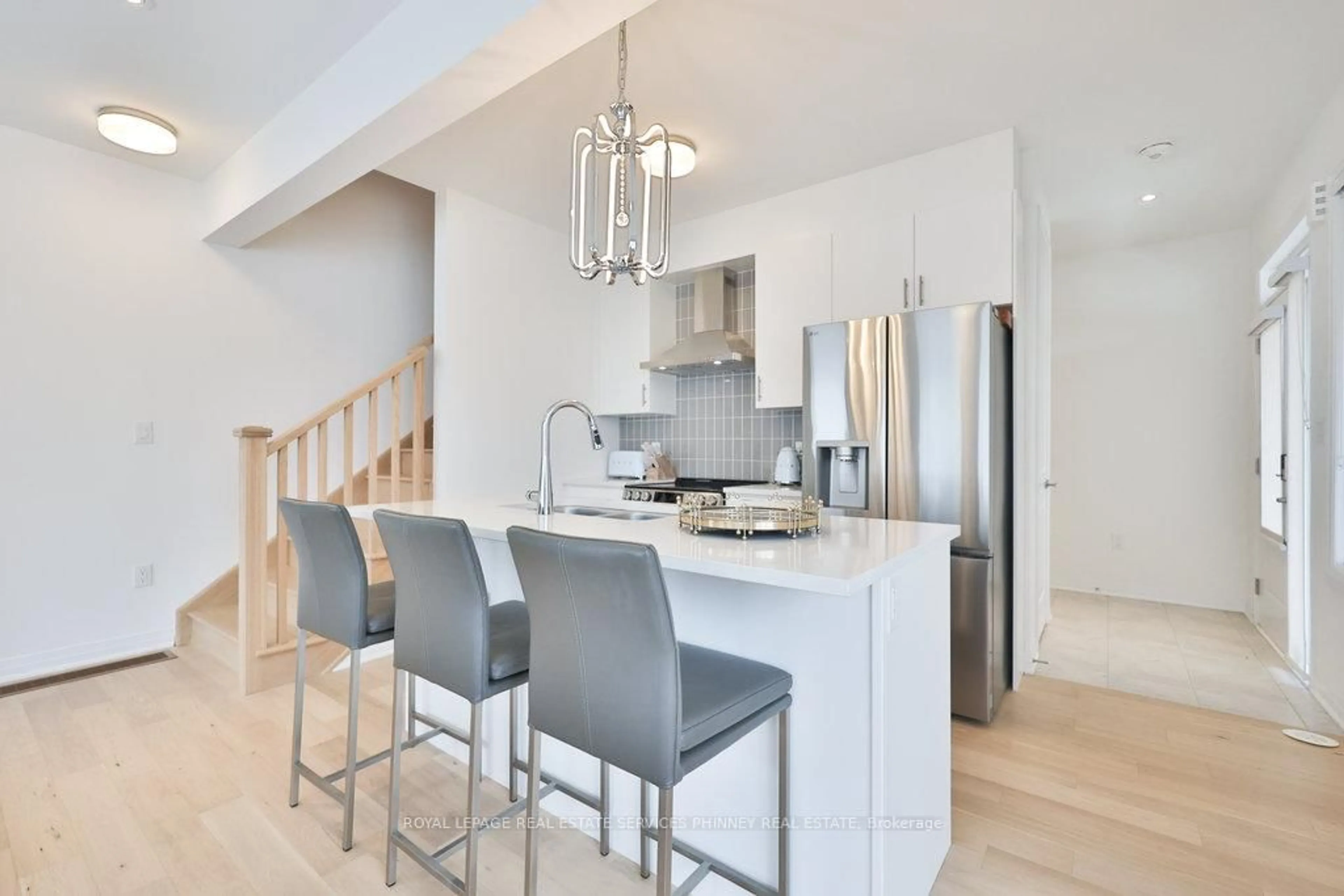 Open concept kitchen, unknown for 9 Crown Gate, Oakville Ontario L6M 0W8