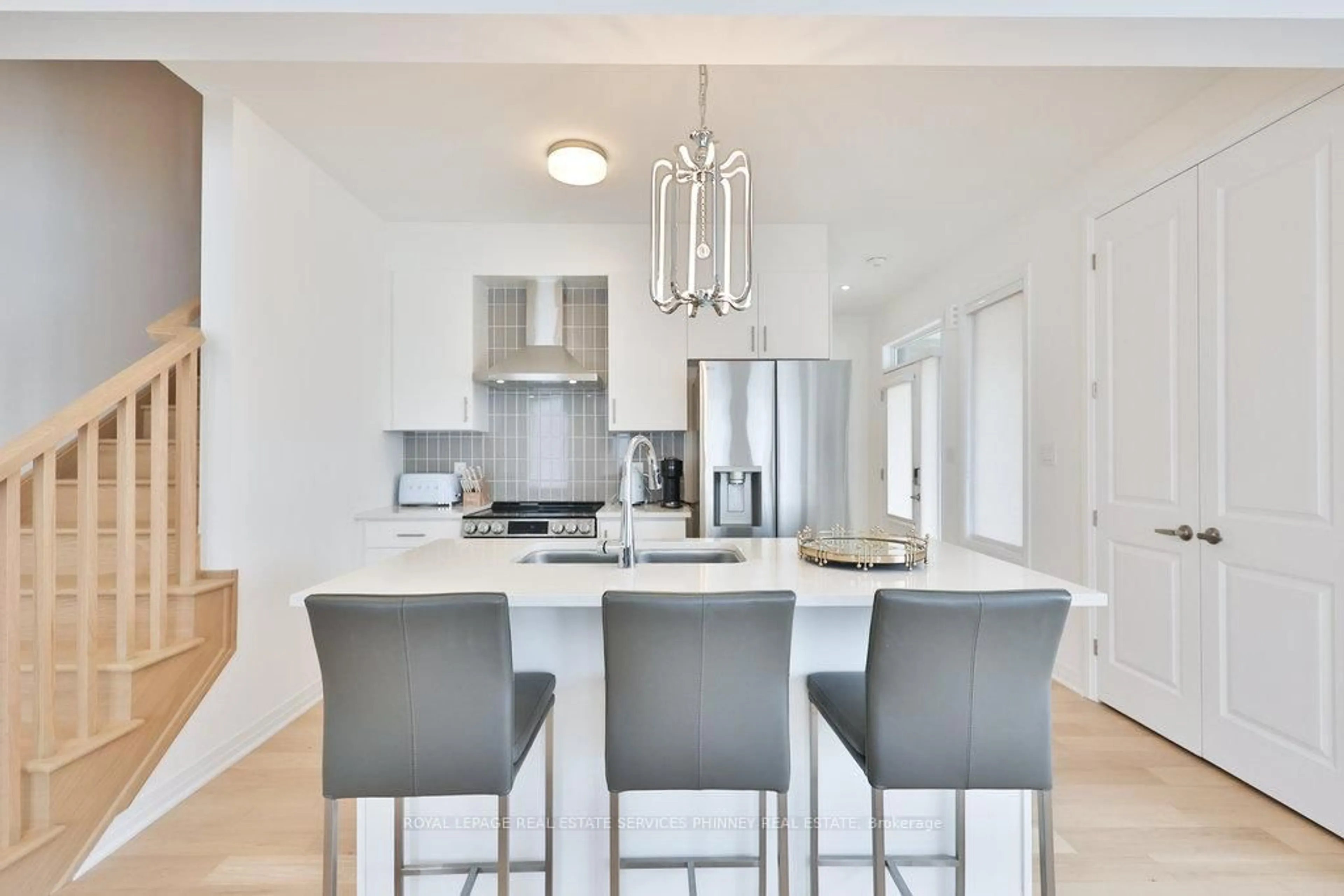 Open concept kitchen, ceramic/tile floor for 9 Crown Gate, Oakville Ontario L6M 0W8