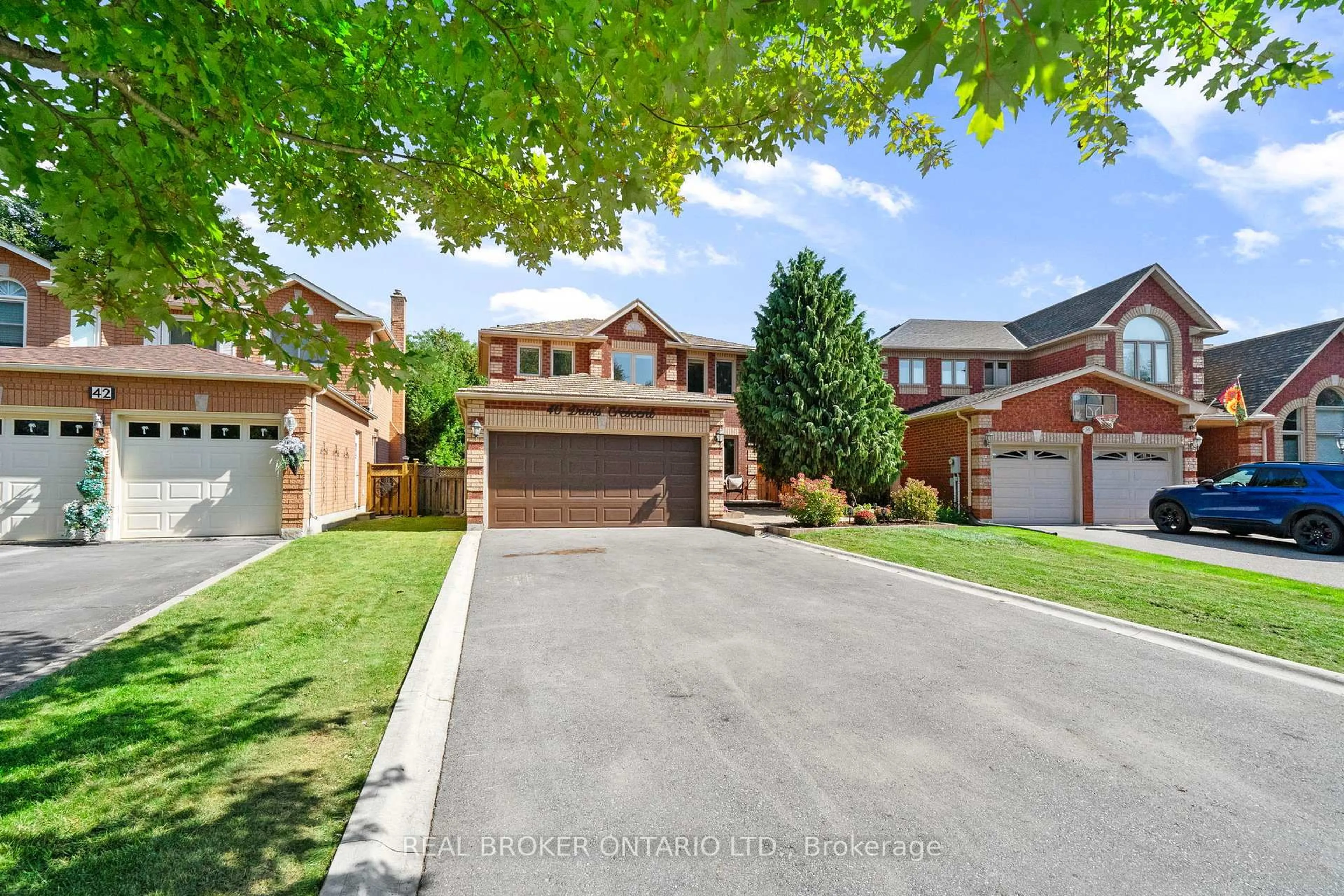 A pic from outside/outdoor area/front of a property/back of a property/a pic from drone, street for 40 Davis Cres, Halton Hills Ontario L7G 5P5