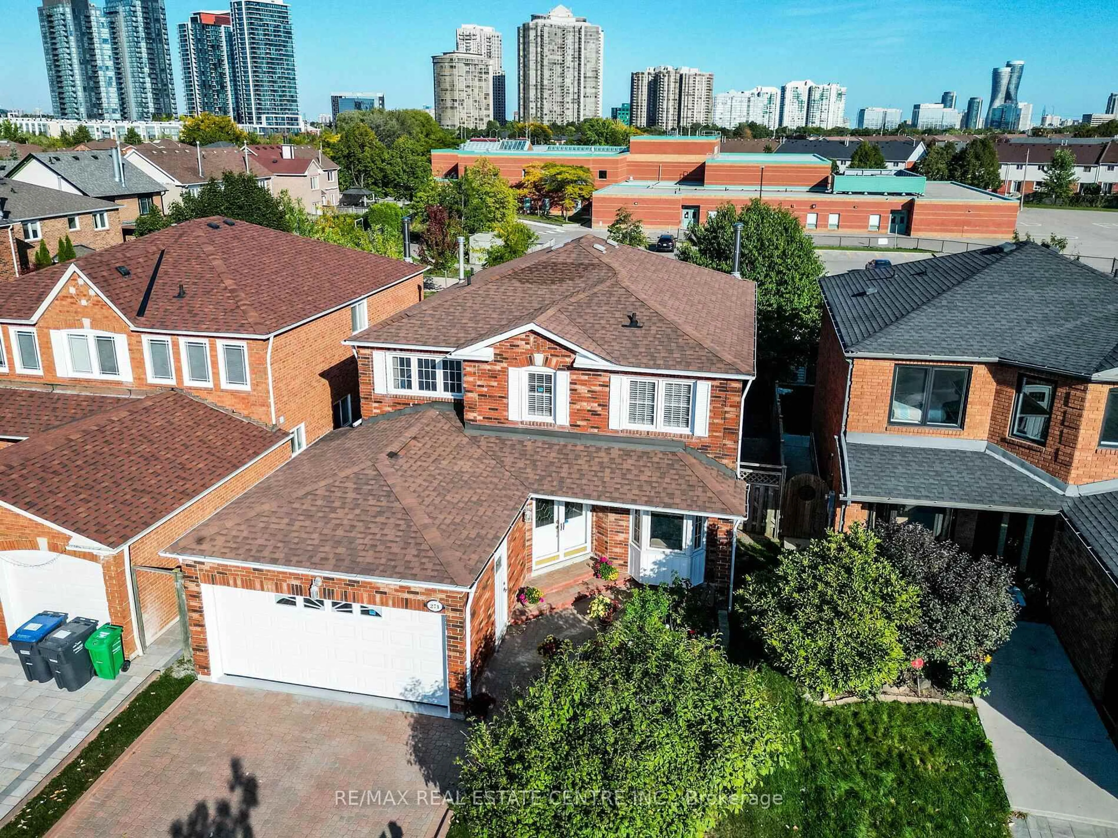 A pic from outside/outdoor area/front of a property/back of a property/a pic from drone, unknown for 274 Ceremonial Dr, Mississauga Ontario L5R 2N8