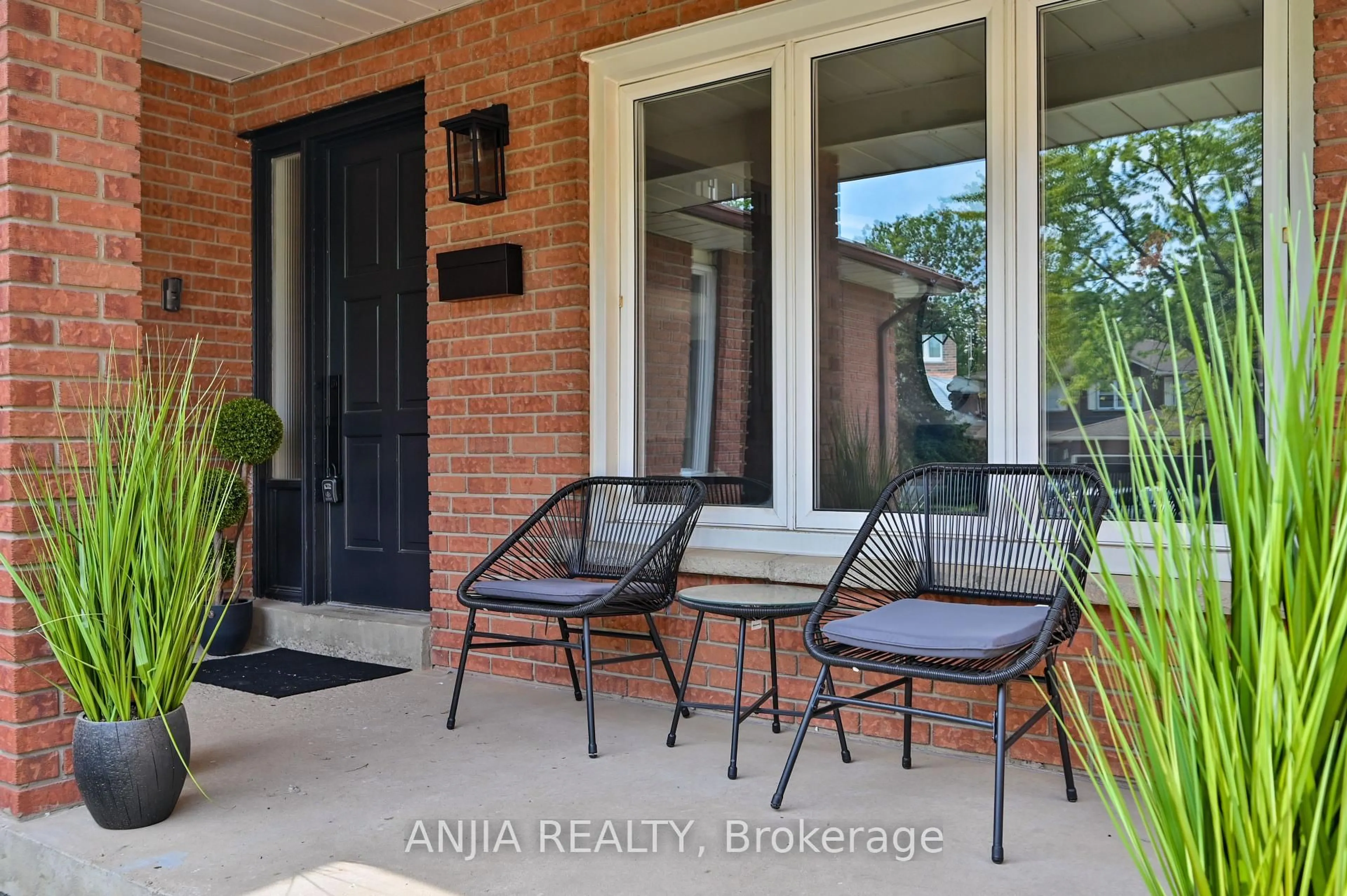 Indoor entryway for 1339 Willowbank Tr, Mississauga Ontario L4W 3P9