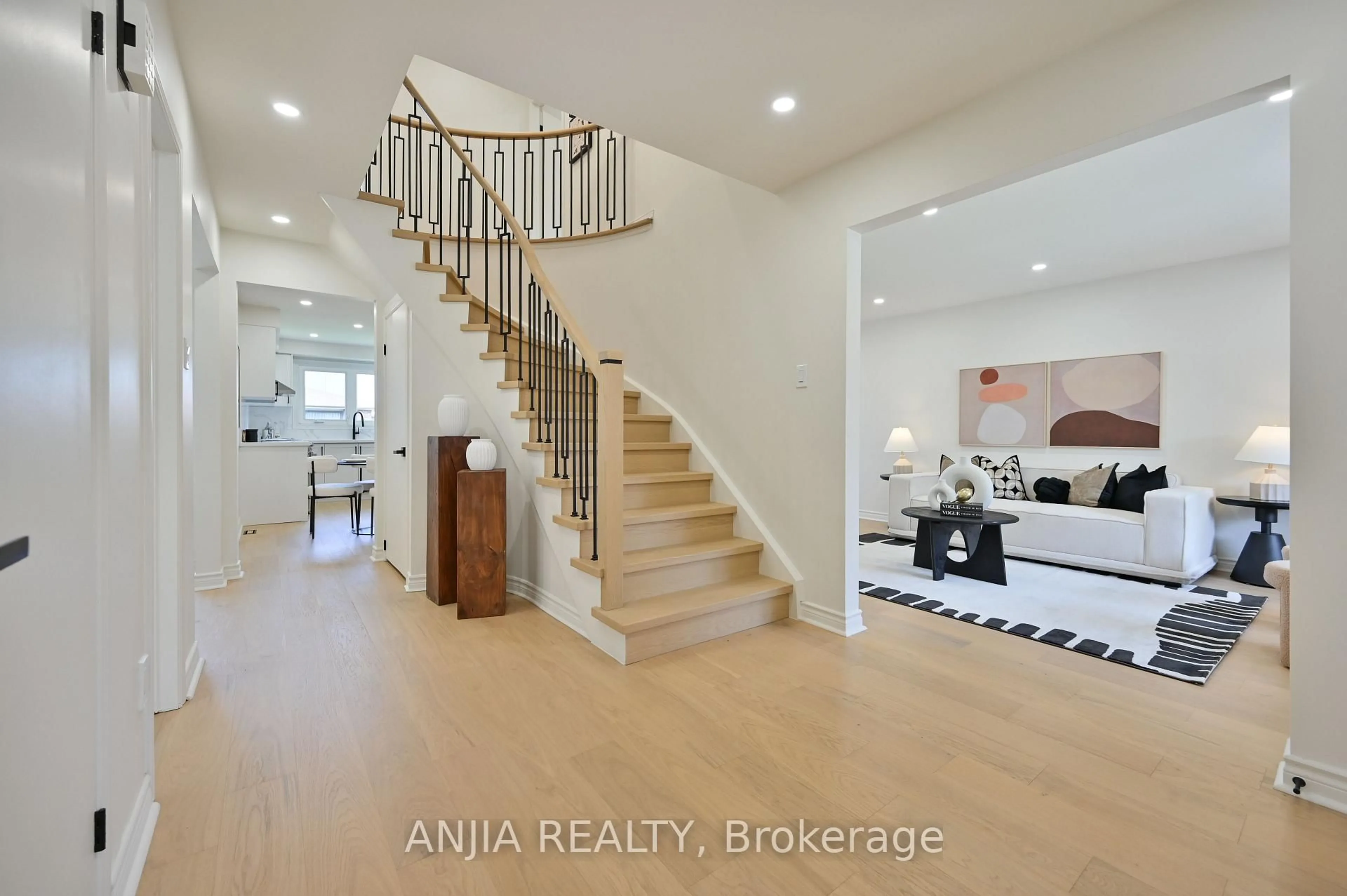 Indoor entryway for 1339 Willowbank Tr, Mississauga Ontario L4W 3P9