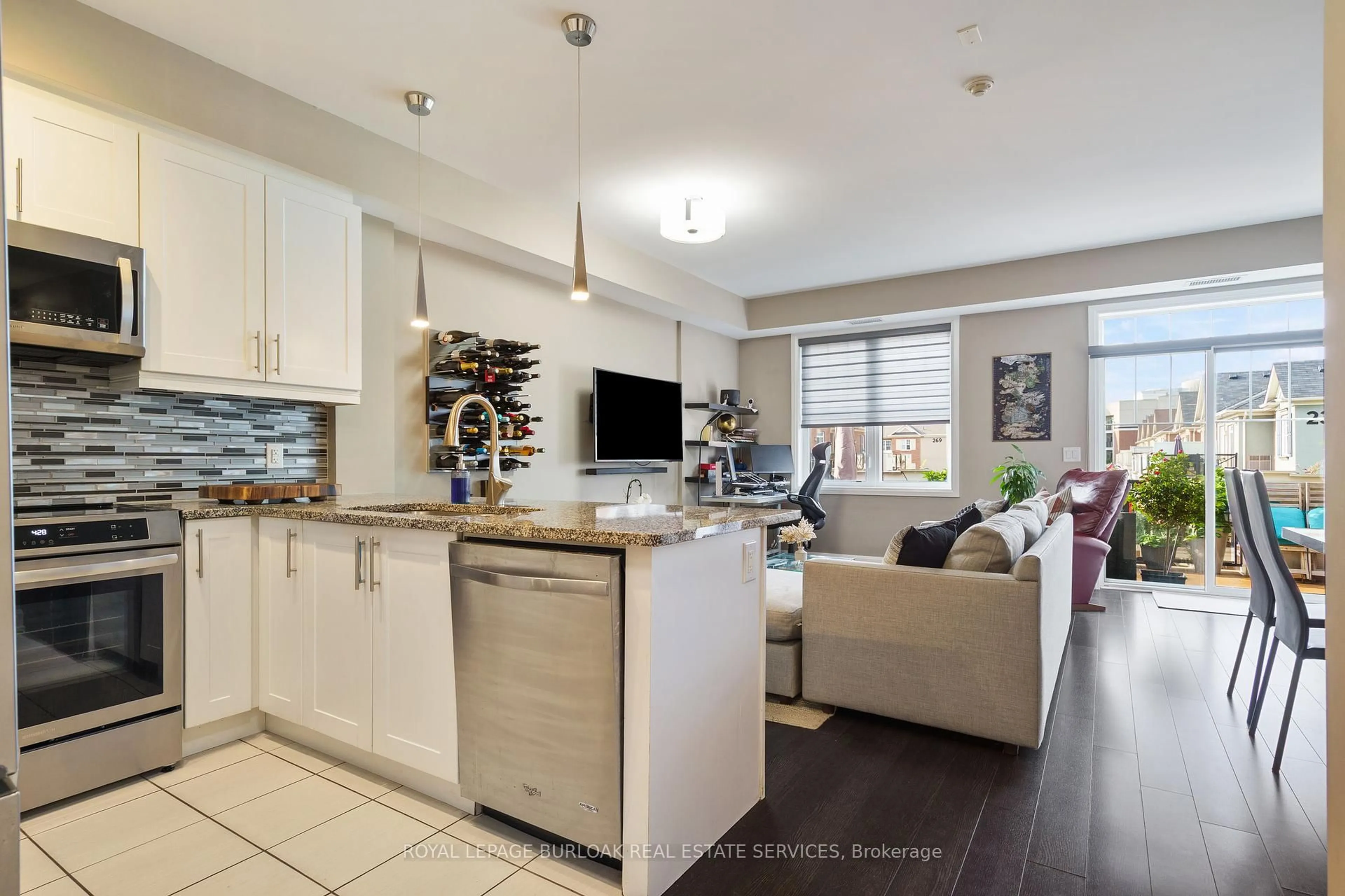 Open concept kitchen, unknown for 272 Georgian Dr #306, Oakville Ontario L6H 0K4