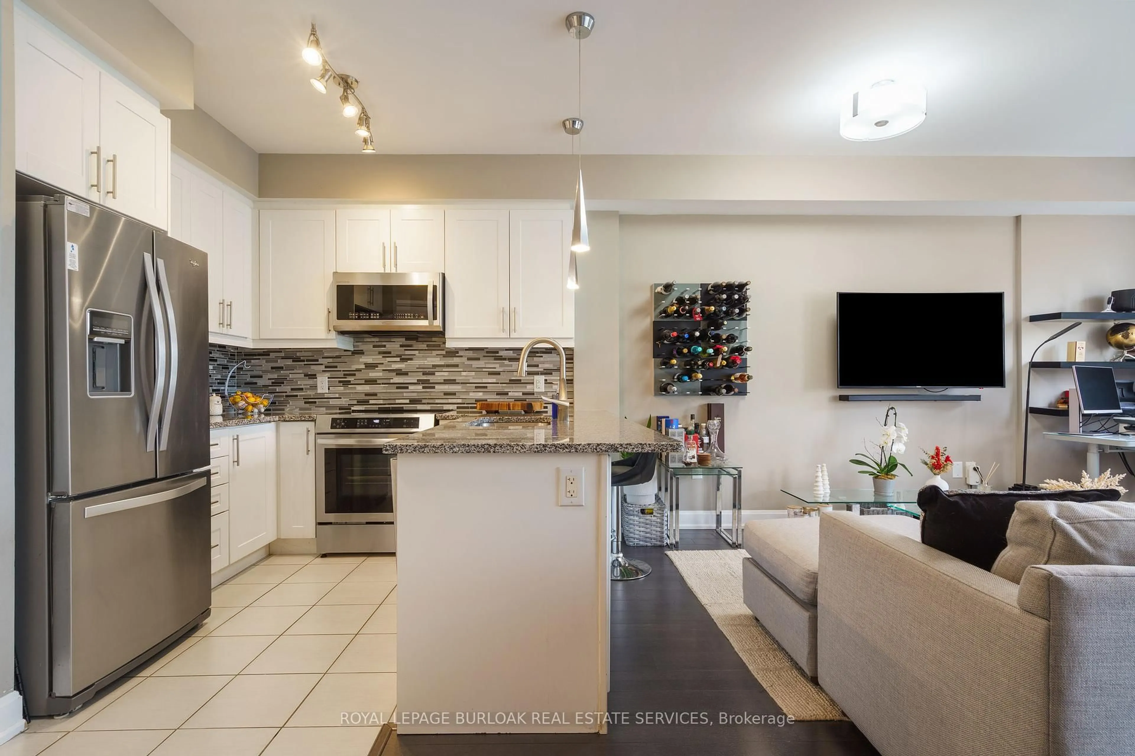 Open concept kitchen, ceramic/tile floor for 272 Georgian Dr #306, Oakville Ontario L6H 0K4
